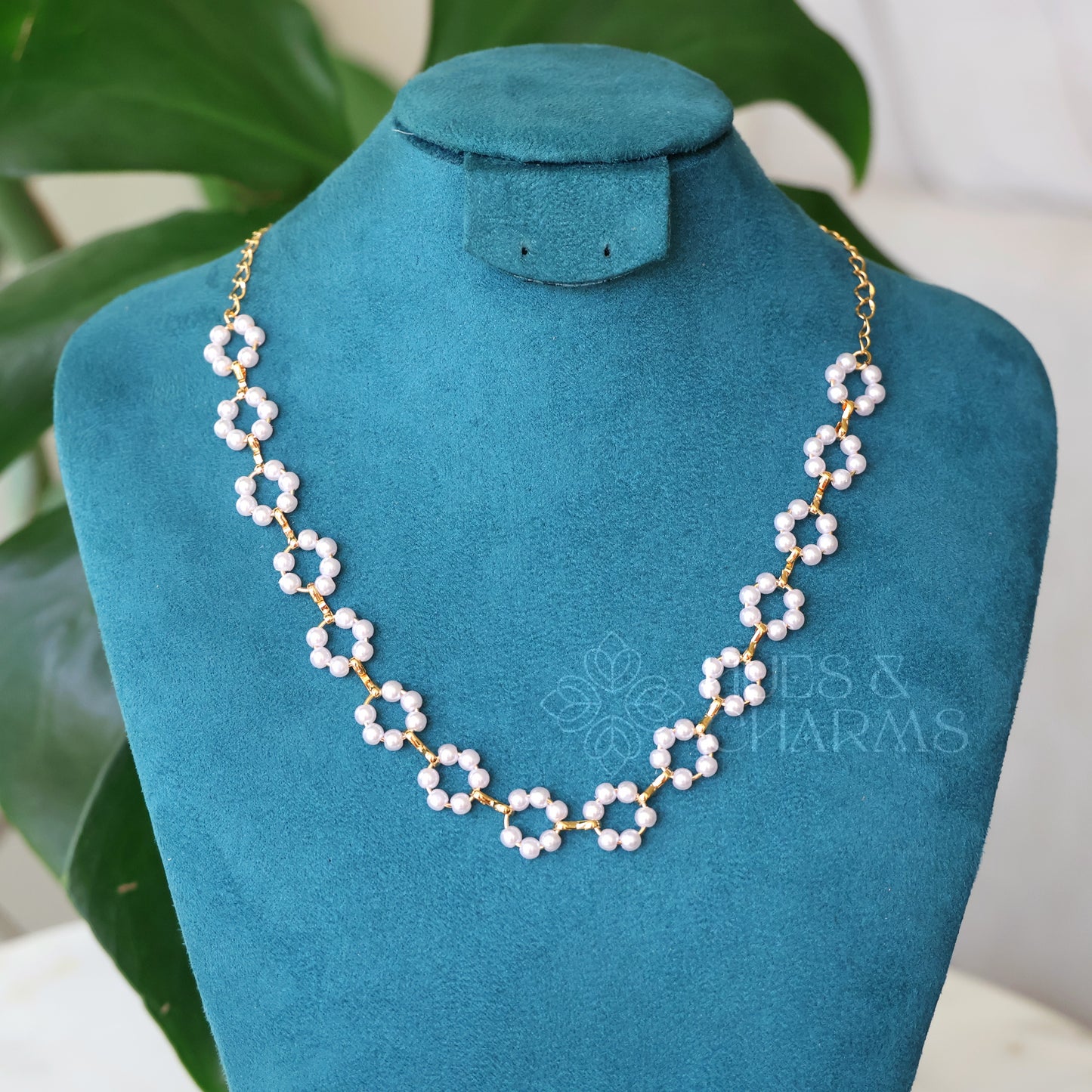 GOLDEN FLORA MINIMAL NECKPIECE WITH PEARLS