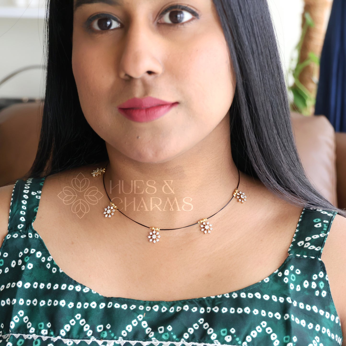 WHITE 5 SNOWFLAKES FLOATING NECKPIECE (BLACK EDITION)