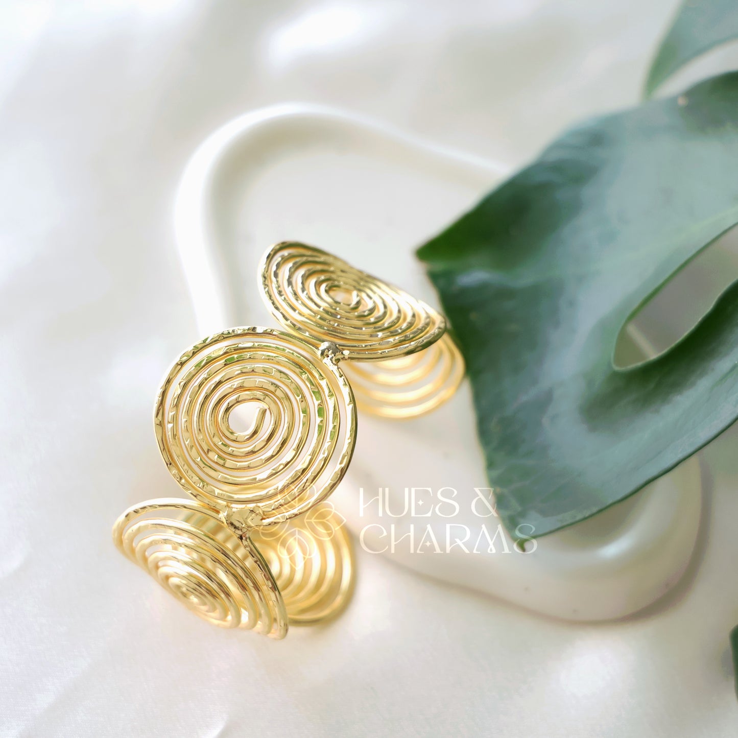 GOLDEN BOLD SWIRL HAND CUFF