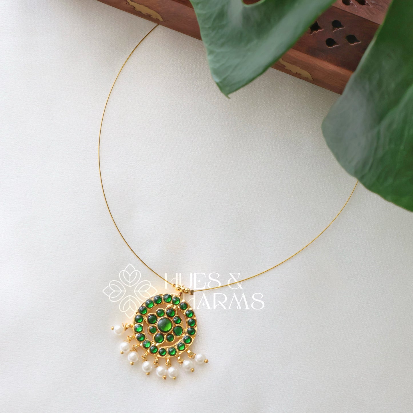 TRADITIONAL ROUND KEMP FLOATING NECKPIECE (COLOURS AVAILABLE)