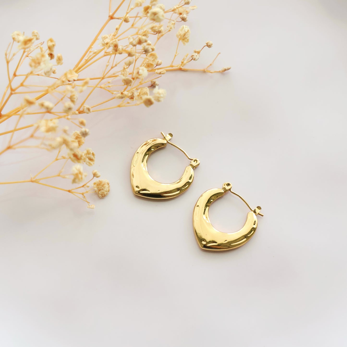 GOLDEN ANGLED HOOPS