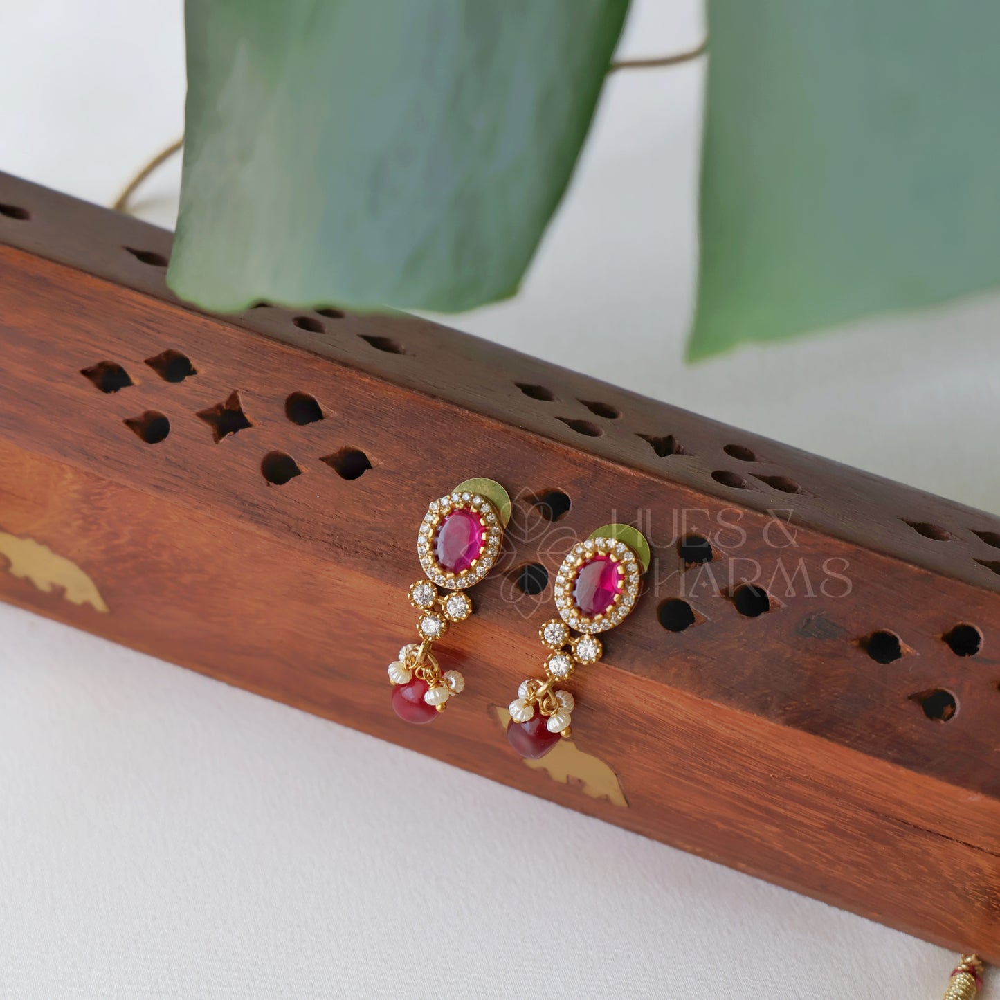 GOLDEN STIFF NECKLACE SET WITH BEADS (COLOURS AVAILABLE)