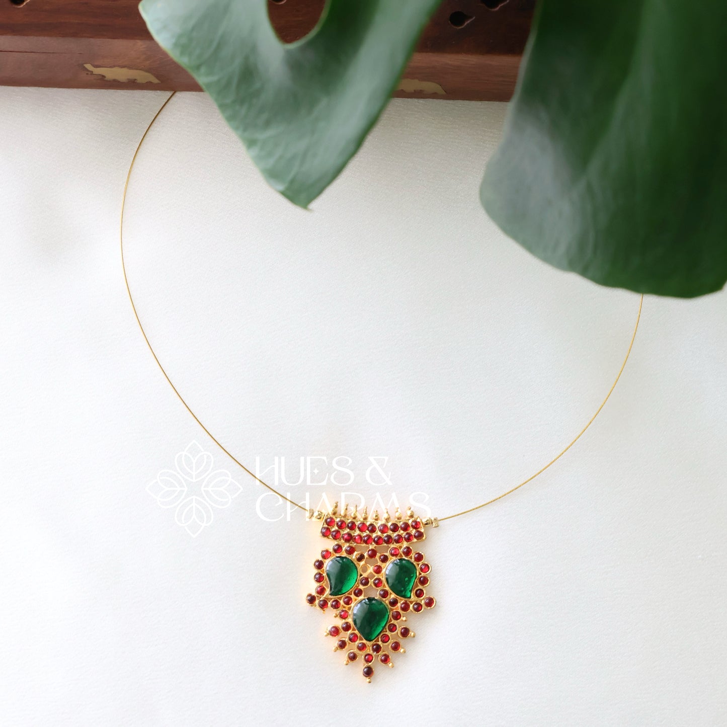 TRADITIONAL 3 MANGO FLOATING NECKPIECE - GREEN