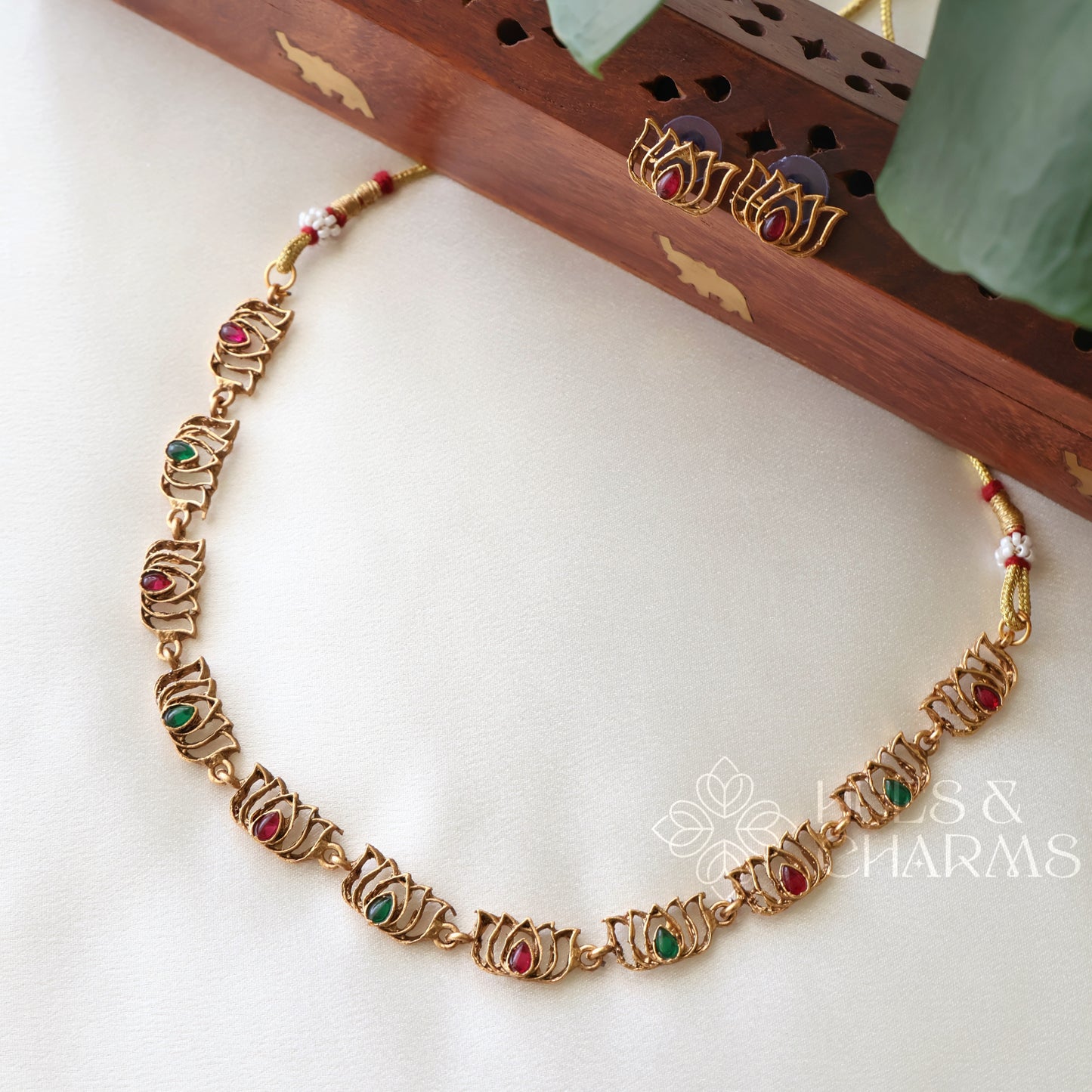 SMALL LOTUS NECKLACE SET