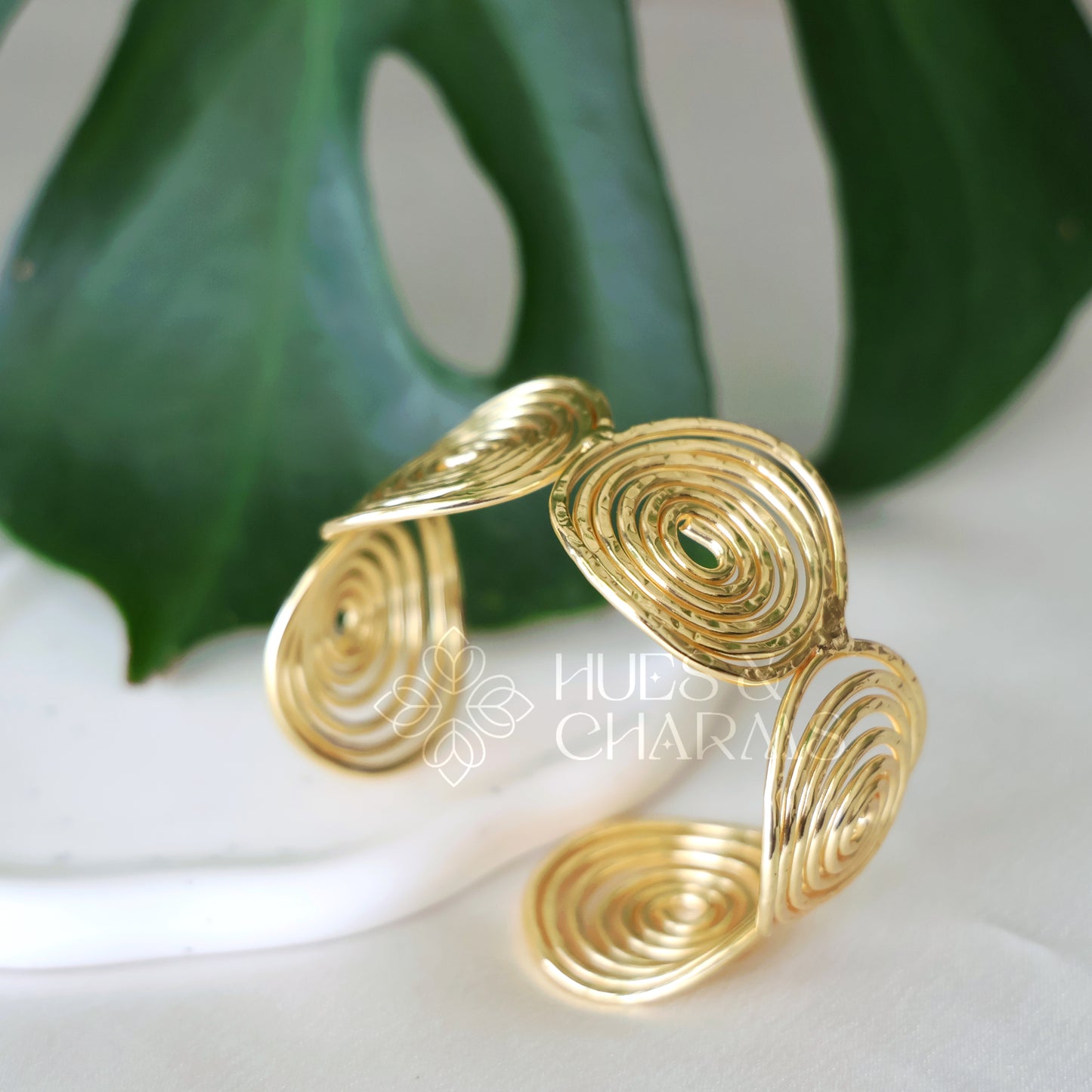 GOLDEN BOLD SWIRL HAND CUFF