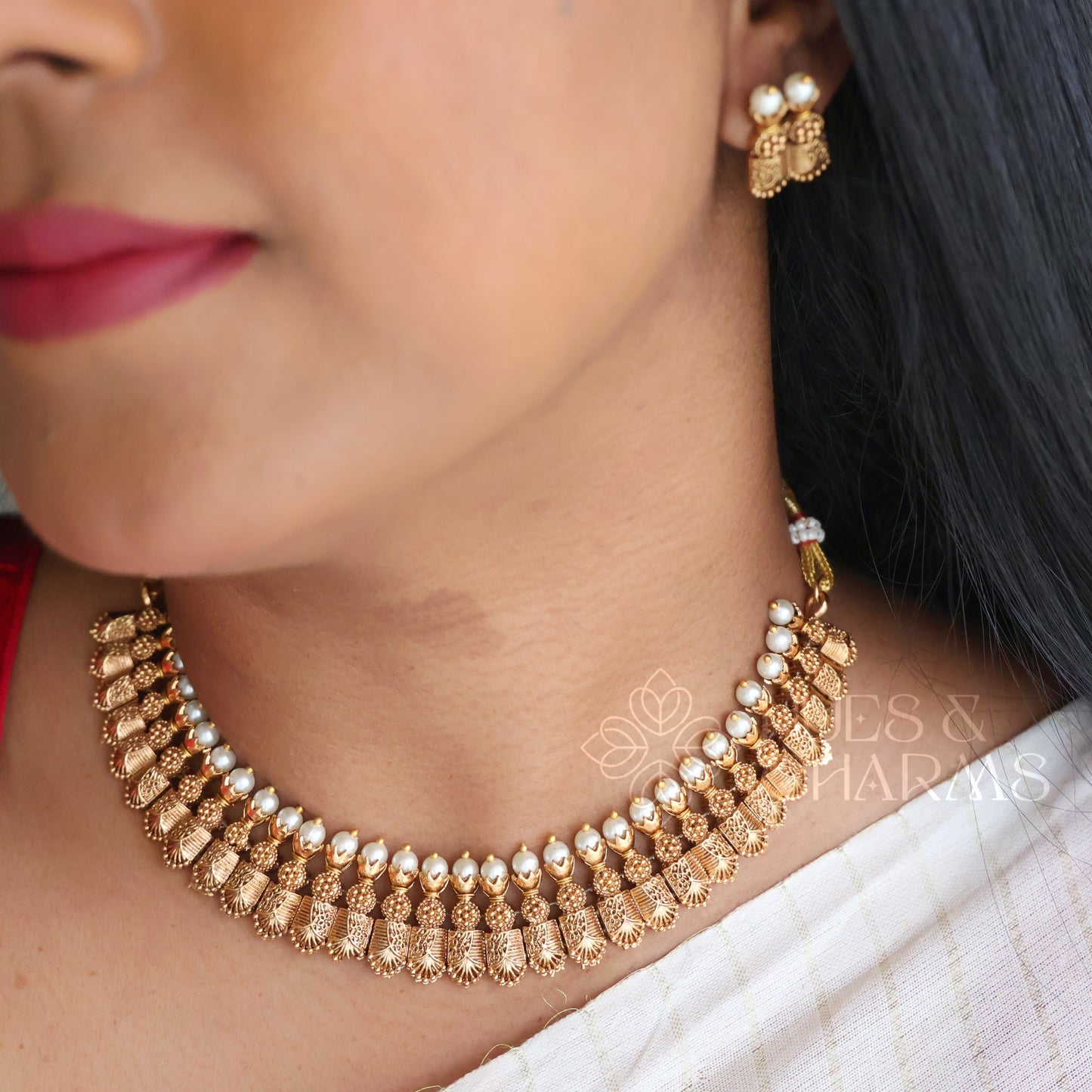 GOLDEN STATEMENT NECKLACE SET WITH PEARL DETAILING