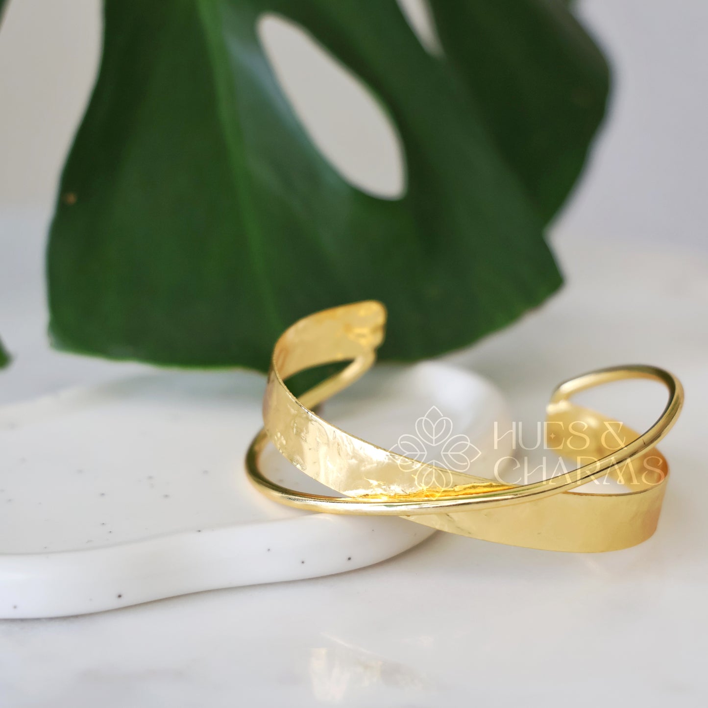 GOLDEN CELESTIA TWISTED HAND CUFF