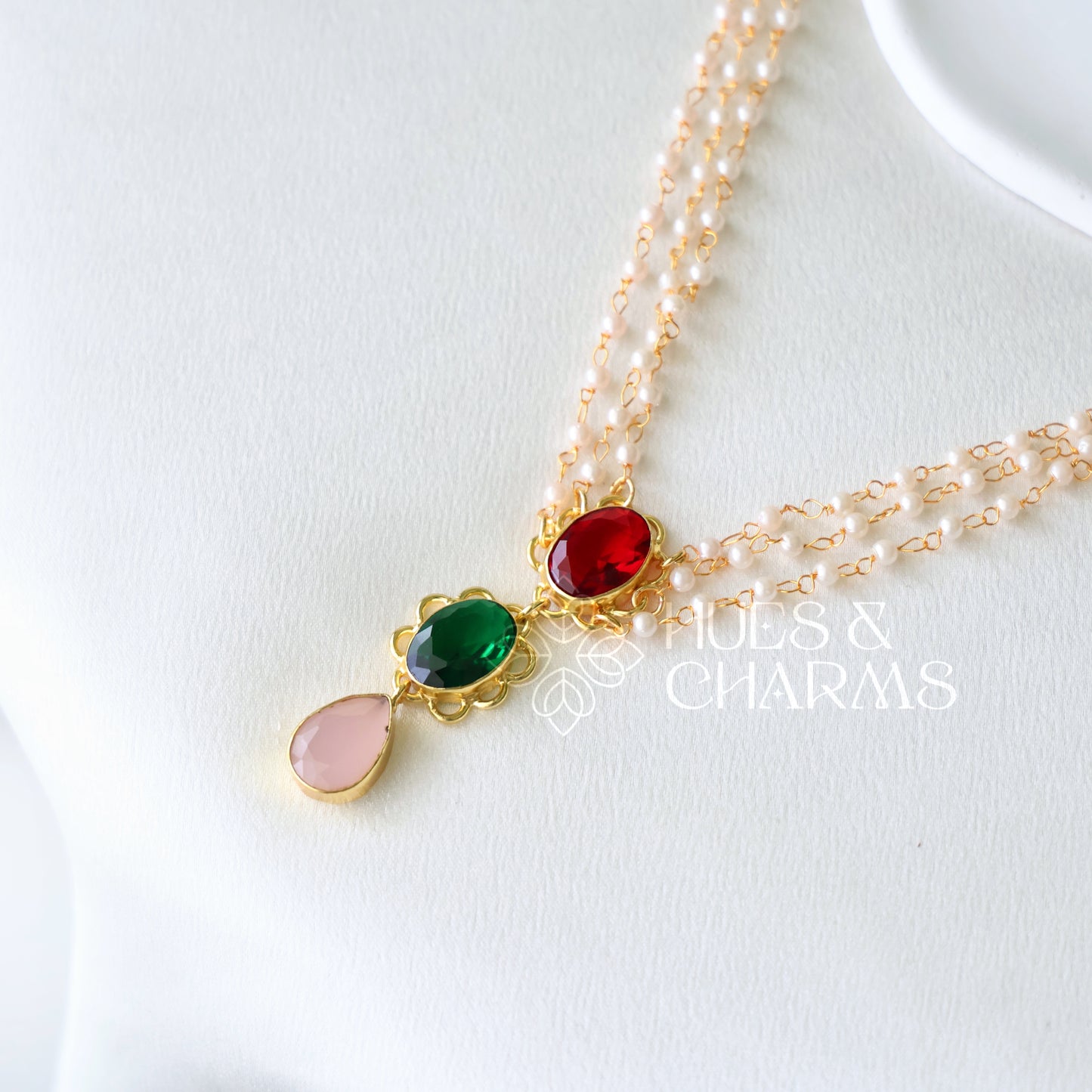 GOLDEN 3 LAYER PEARL AND GLOSSY STONE NECKLACE (COLOURS AVAILABLE)