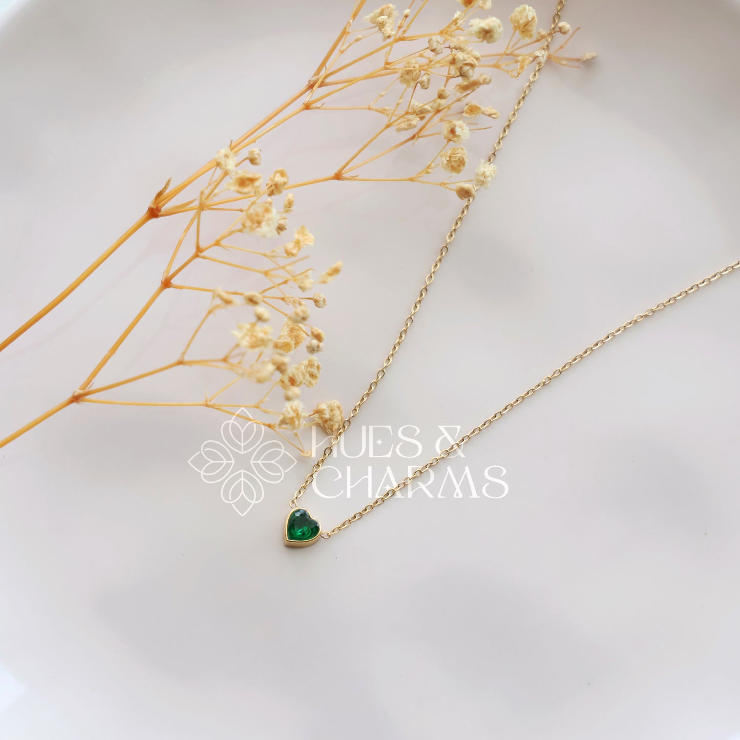 GOLDEN MINIMAL GREEN HEART NECKPIECE