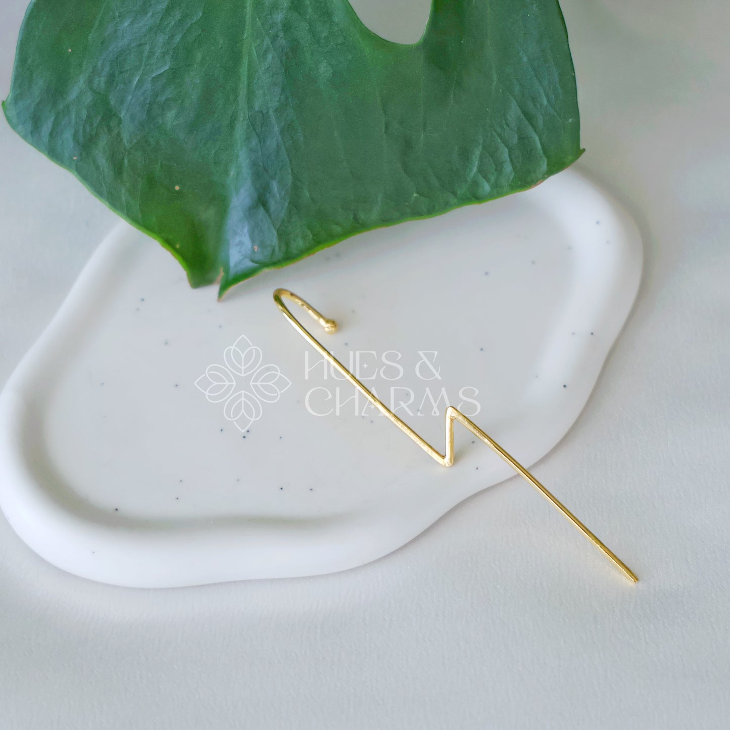 GOLDEN ZIG ZAG EAR CUFF