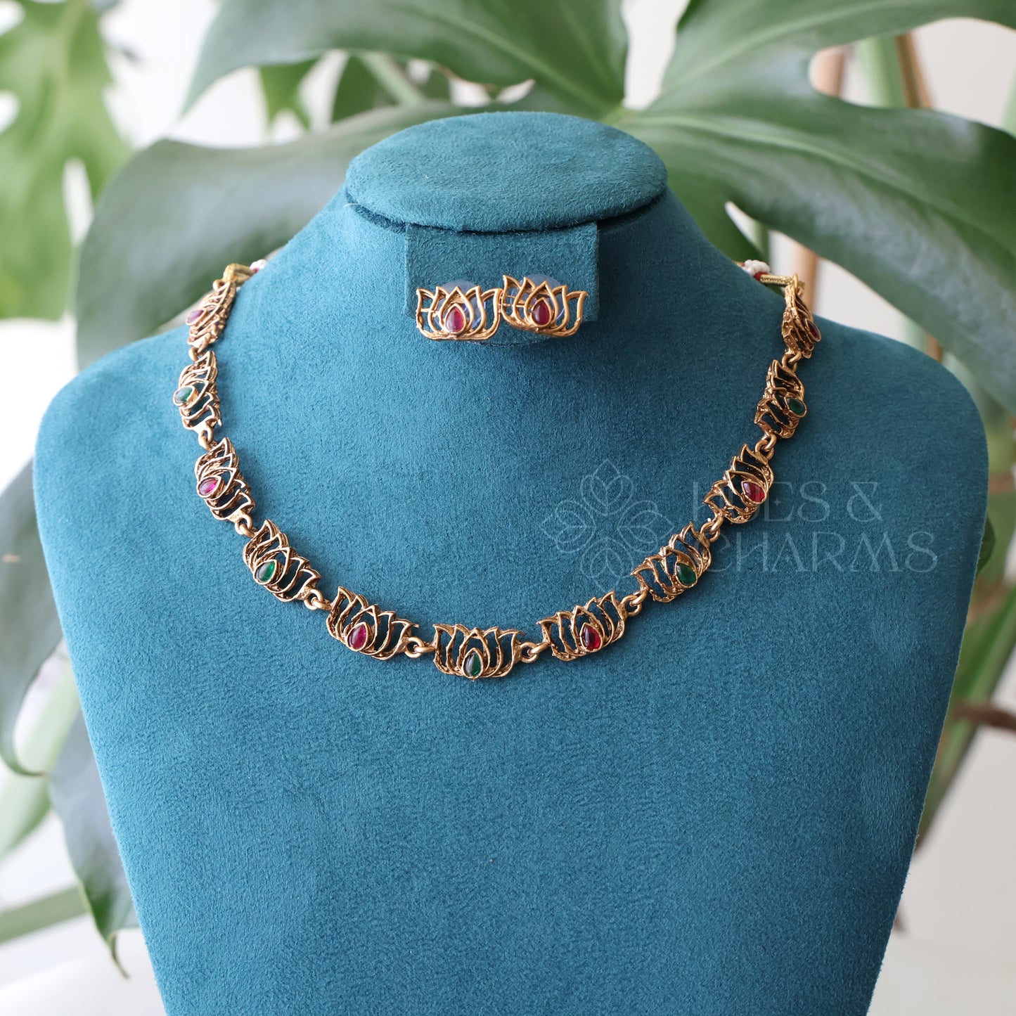 SMALL LOTUS NECKLACE SET
