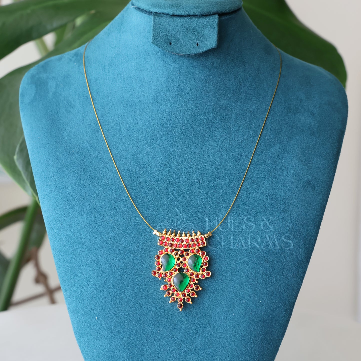 TRADITIONAL 3 MANGO FLOATING NECKPIECE - GREEN