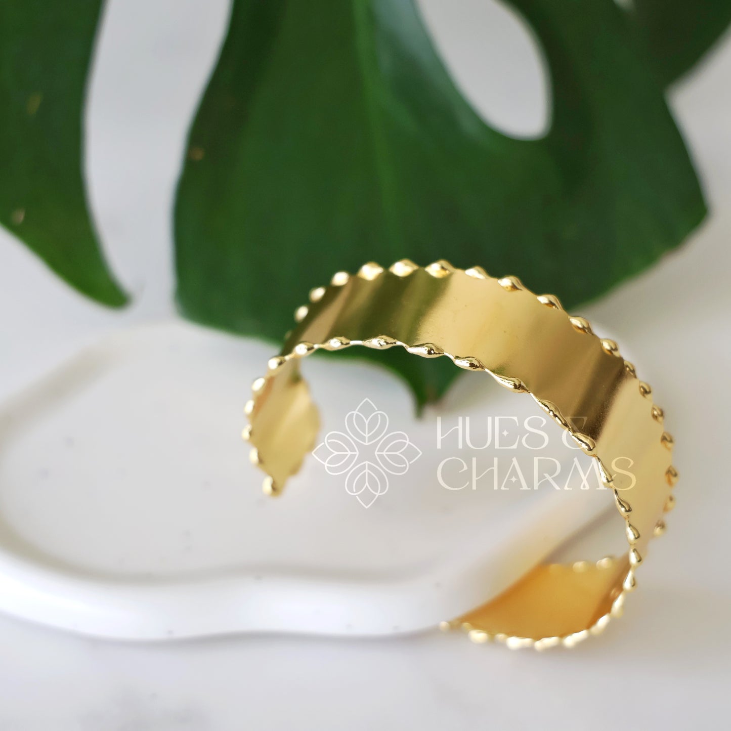 GOLDEN AURORA CREST HAND CUFF