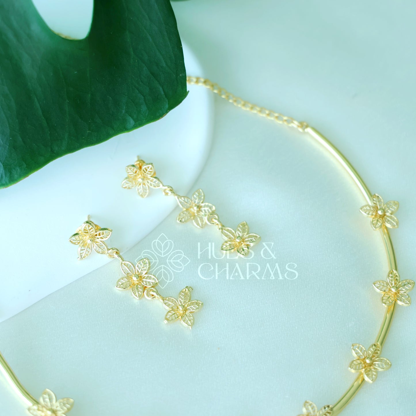 GOLDEN 7 FLOWER NECK CUFF SET