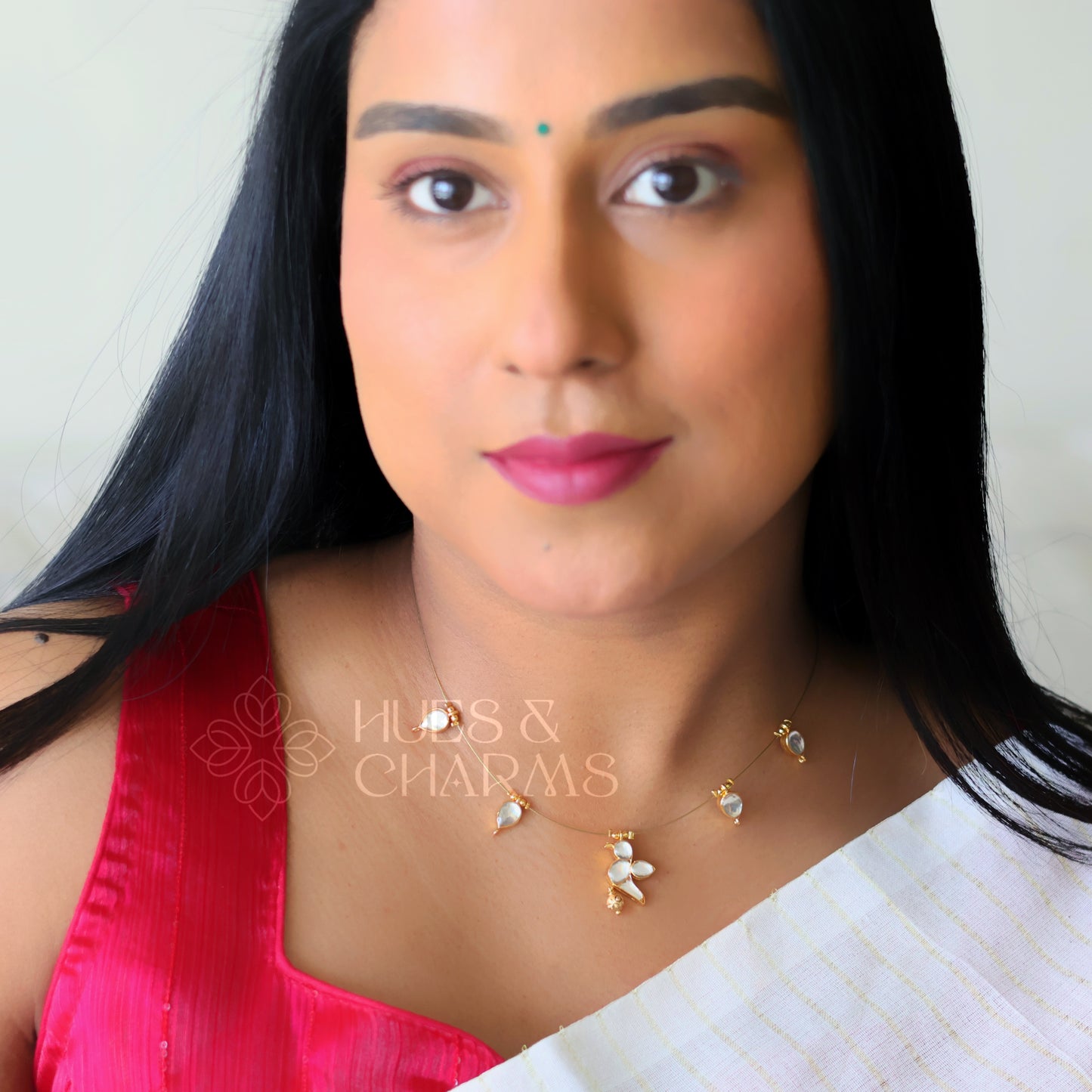 WHITE PARROT FLOATING NECKPIECE