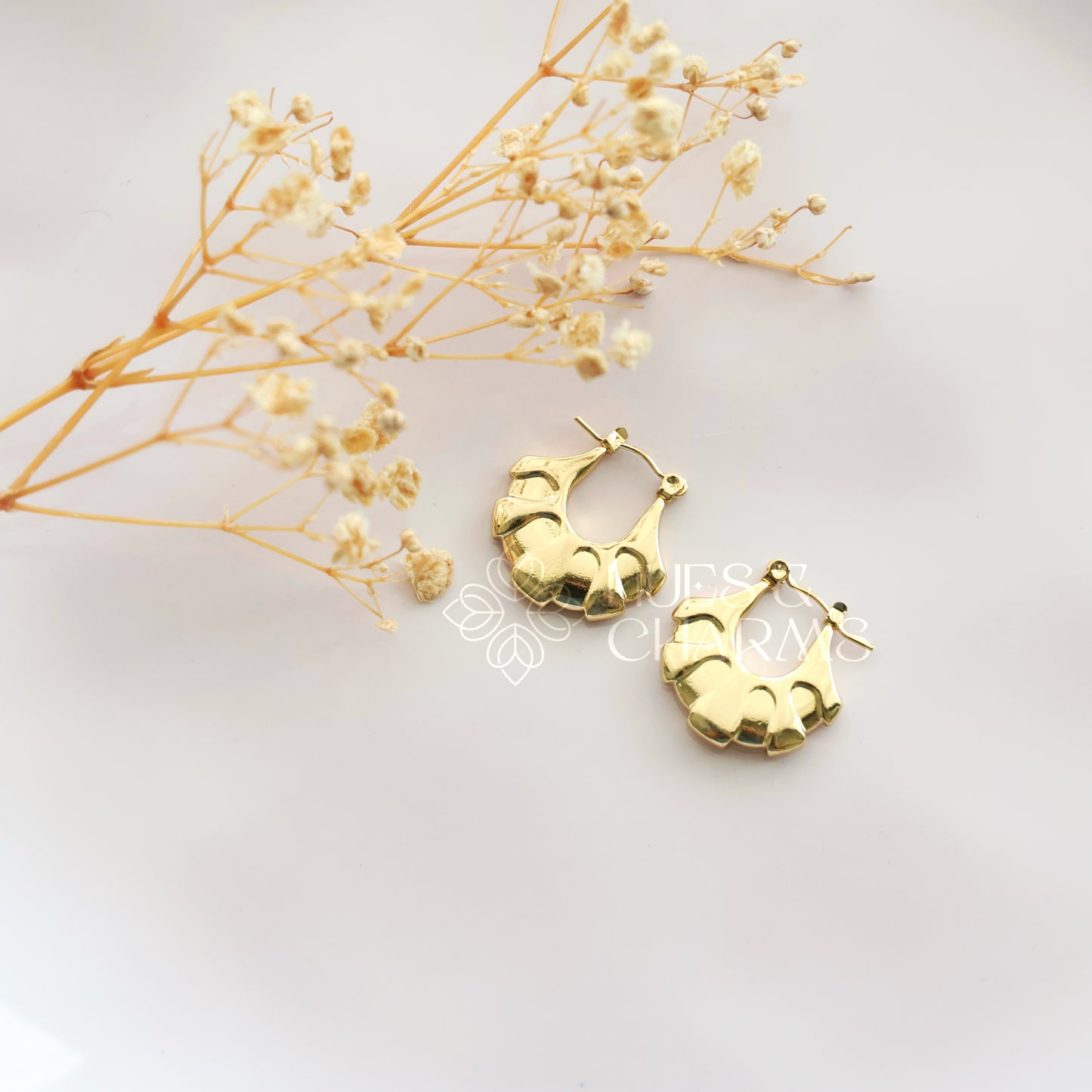 GOLDEN VINTAGE U HOOPS