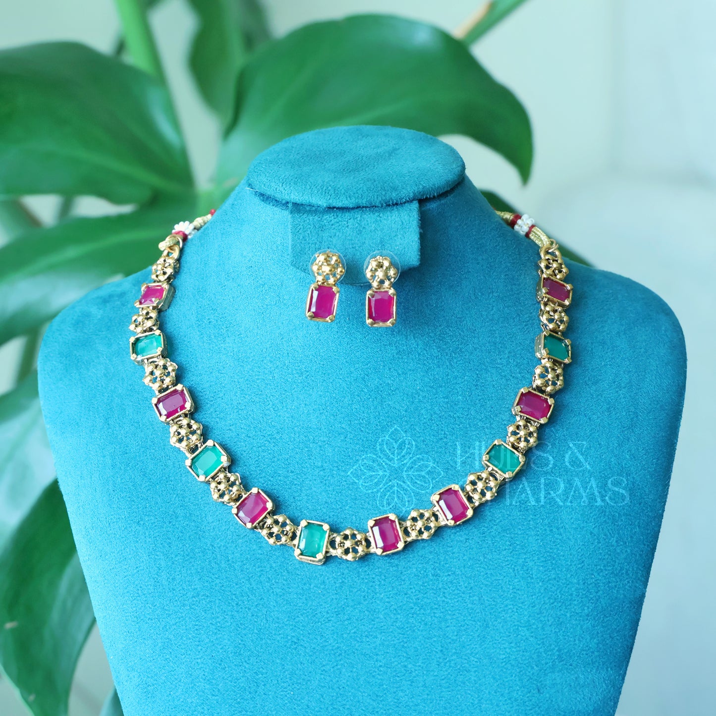 GOLDEN GLOSSY RECTANGLE AND FLORAL NECKLACE SET