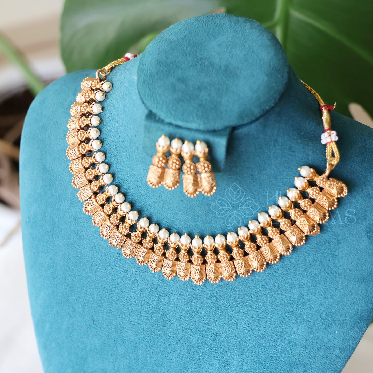 GOLDEN STATEMENT NECKLACE SET WITH PEARL DETAILING