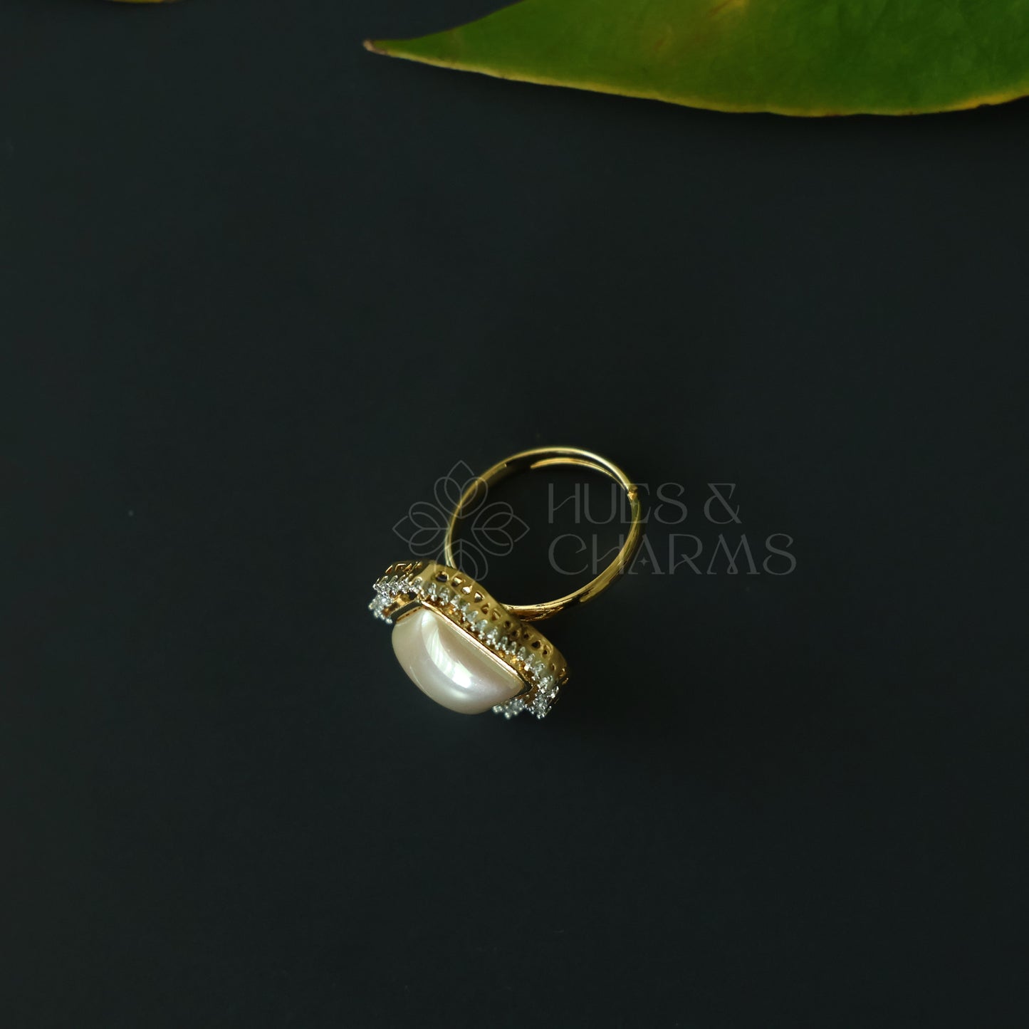 GOLDEN CUSHION FRAME AD ADJUSTABLE PEARL RING
