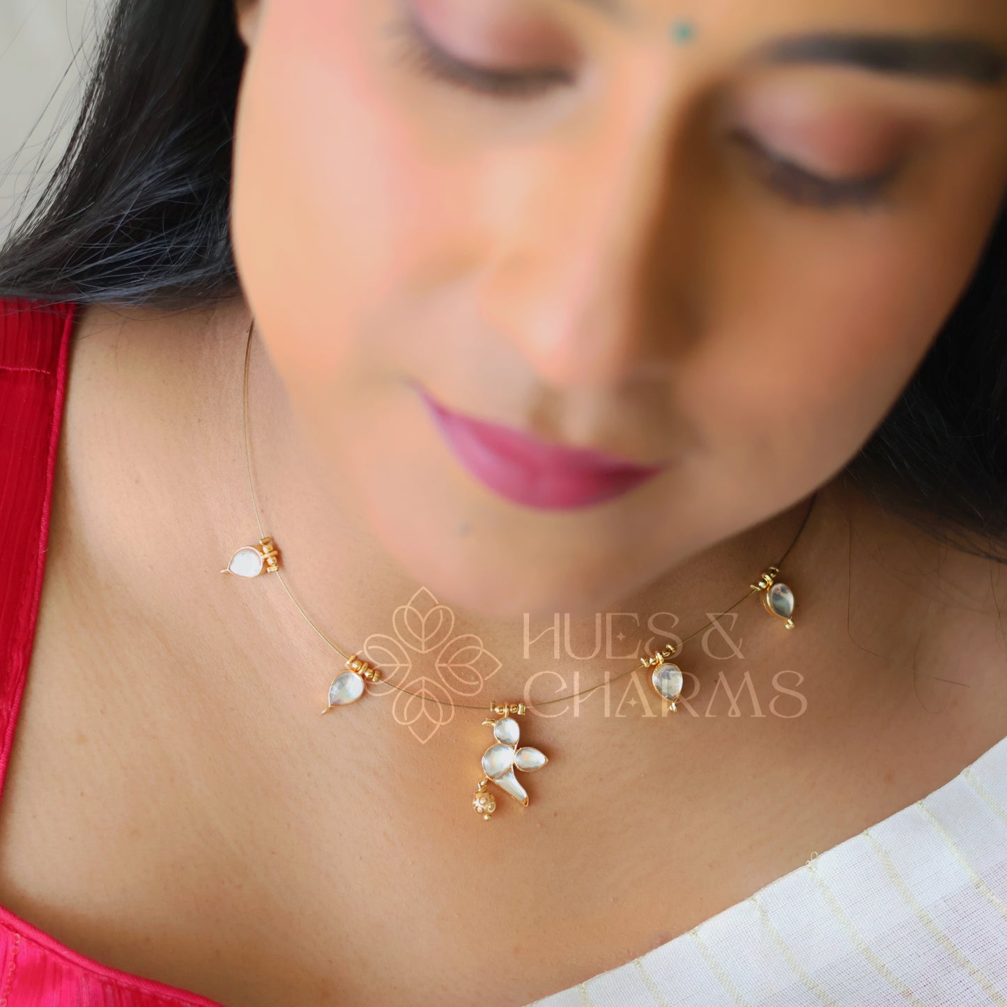 WHITE PARROT FLOATING NECKPIECE