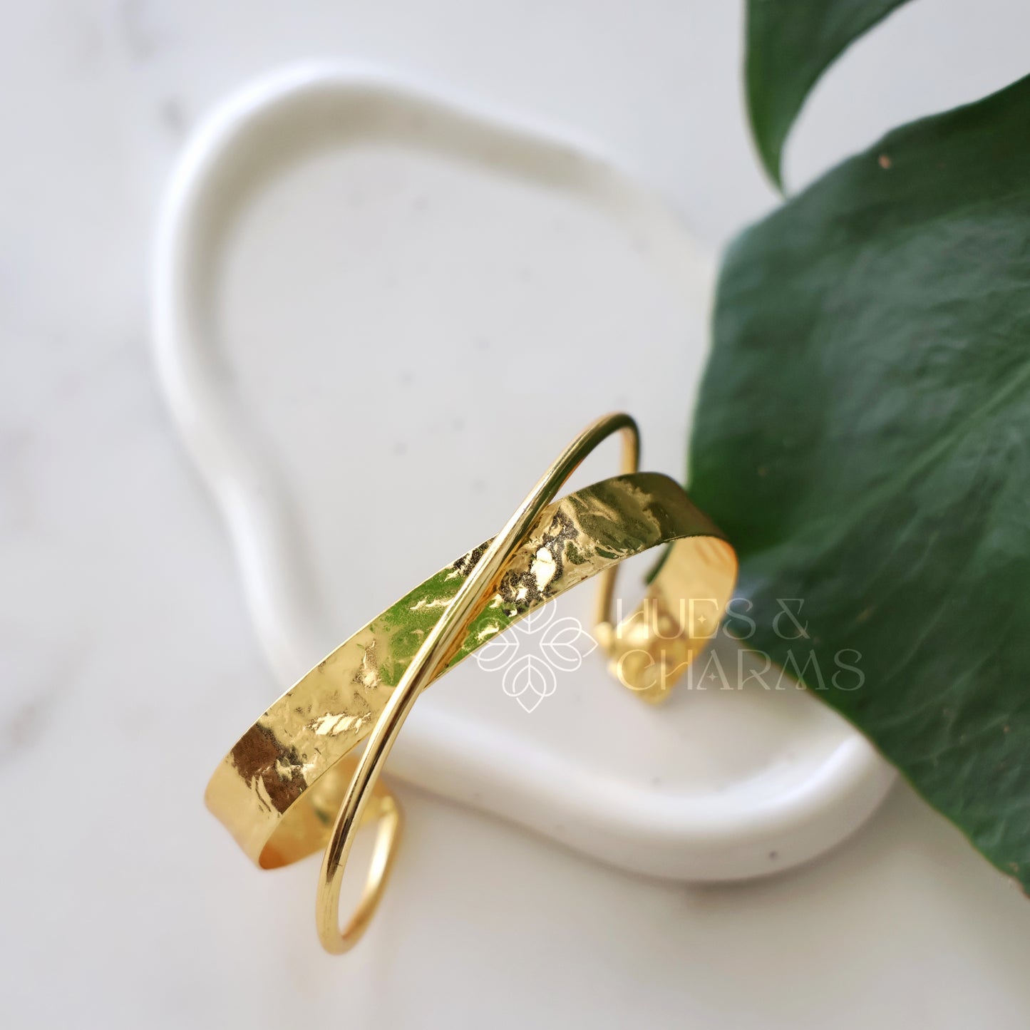GOLDEN CELESTIA TWISTED HAND CUFF