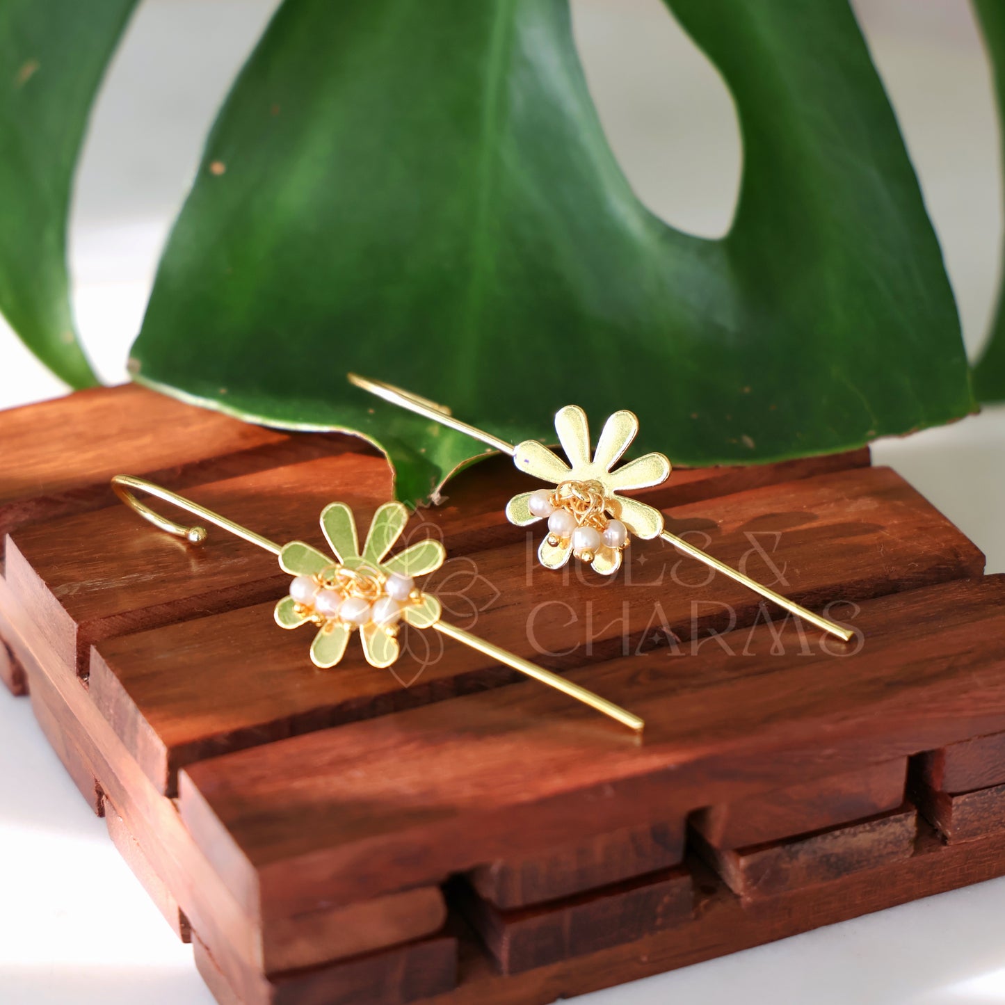 GOLDEN DAISY FLOWER EAR CUFF WITH PEARLS