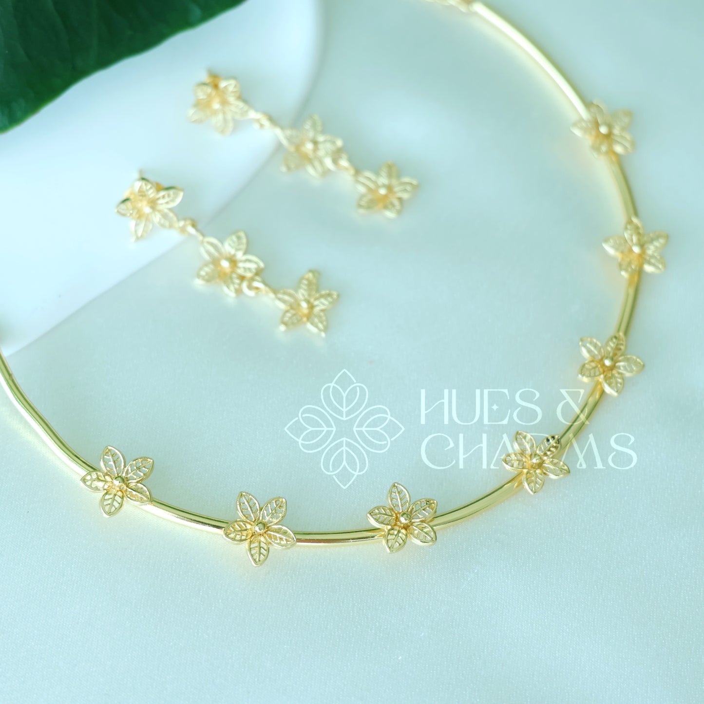 GOLDEN 7 FLOWER NECK CUFF SET