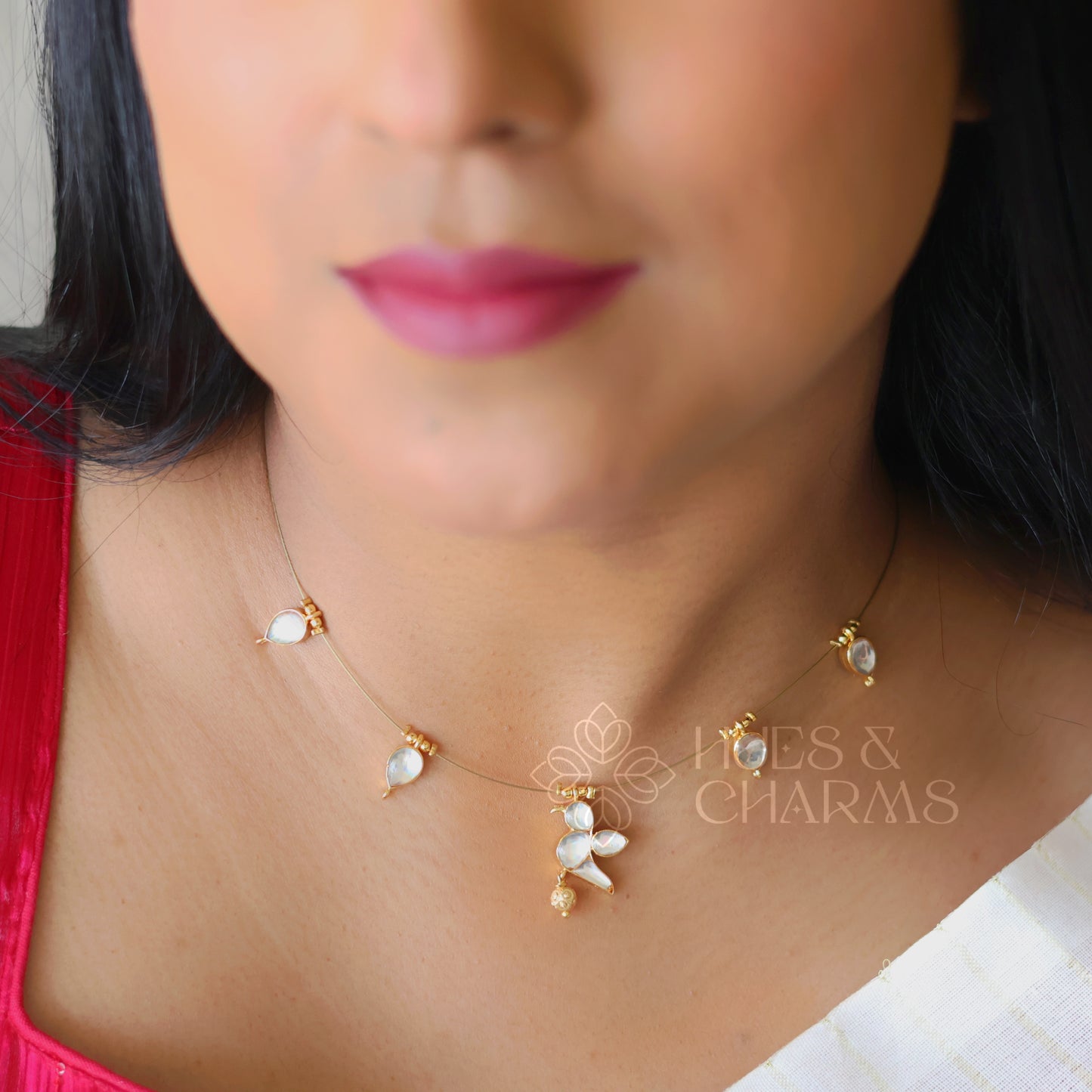 WHITE PARROT FLOATING NECKPIECE