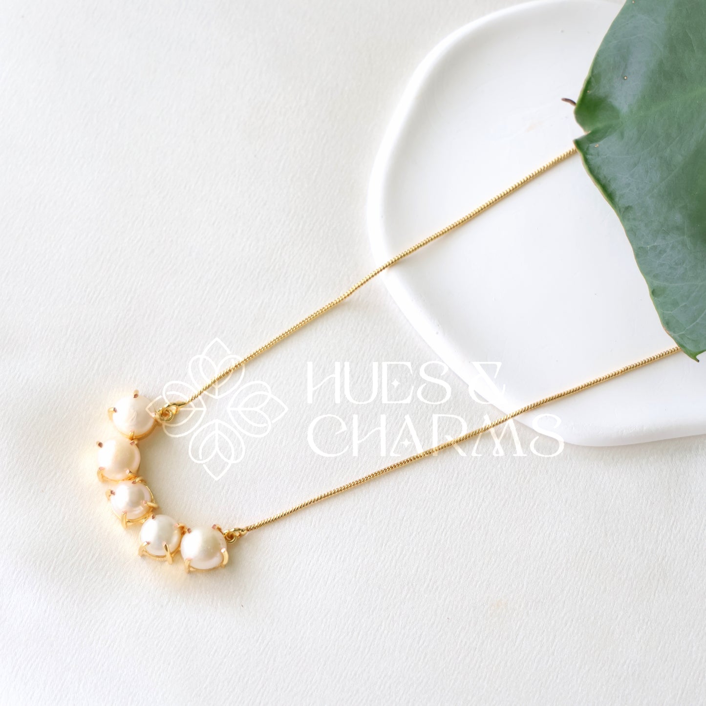 MINIMAL 5 PEARL PENDANT NECKPIECE