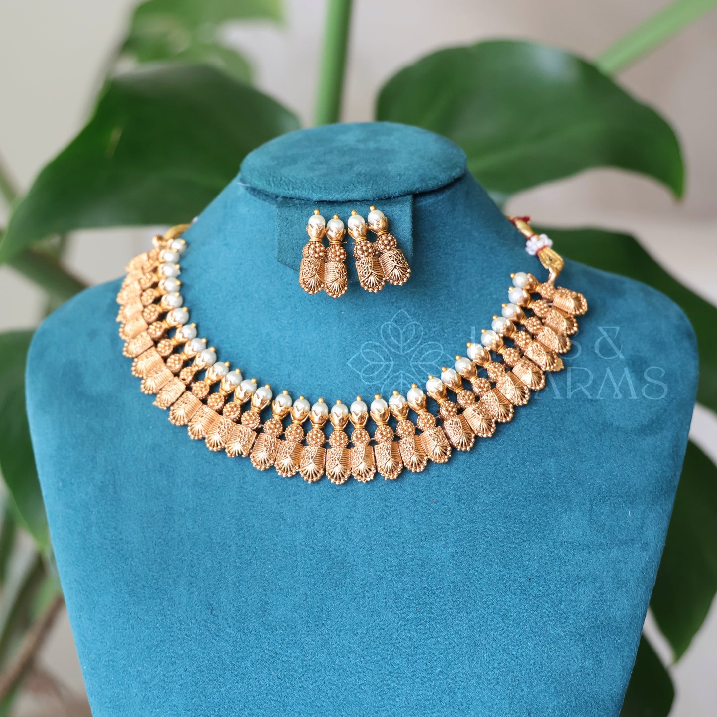 GOLDEN STATEMENT NECKLACE SET WITH PEARL DETAILING
