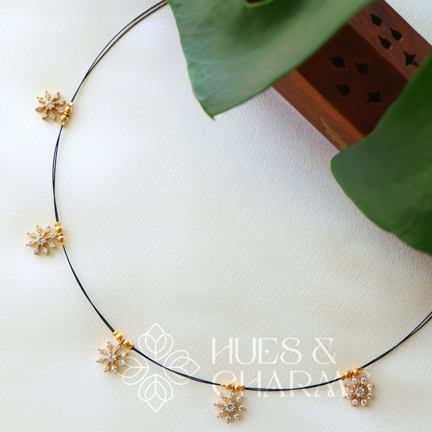 WHITE 5 SNOWFLAKES FLOATING NECKPIECE (BLACK EDITION)