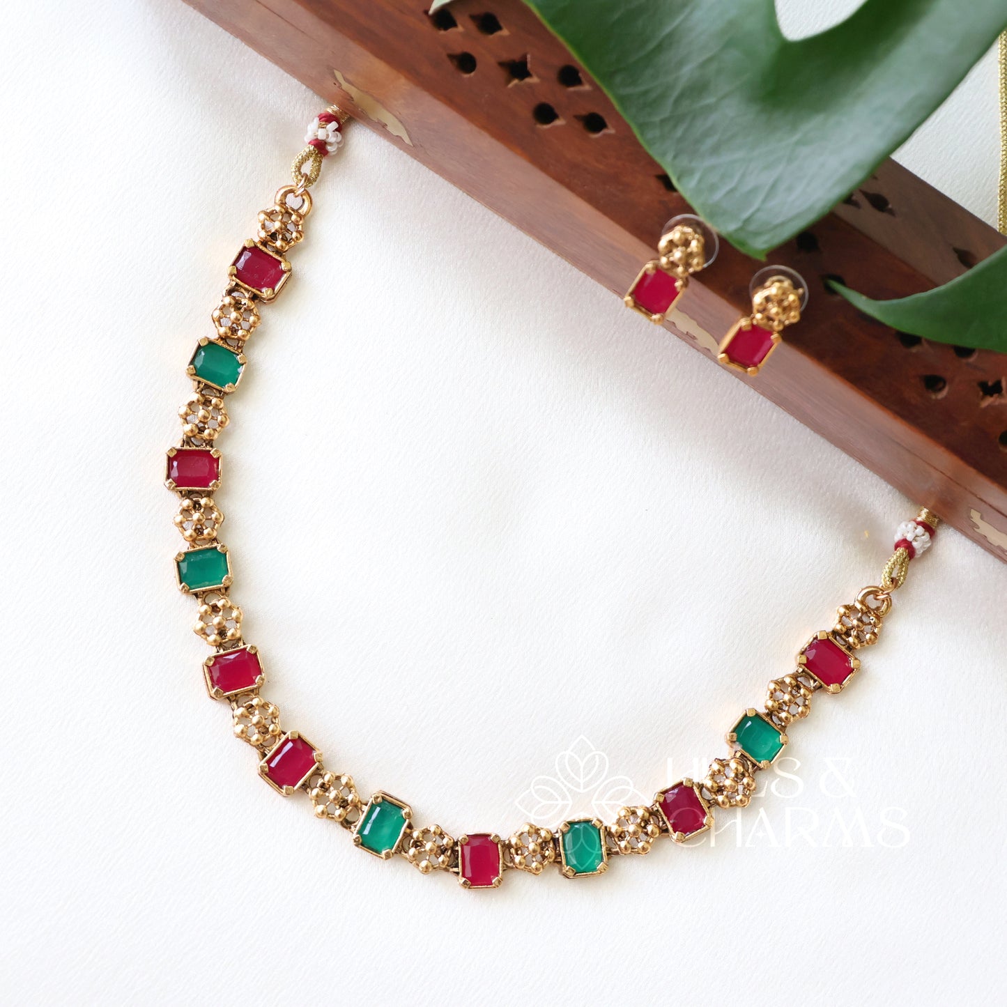 GOLDEN GLOSSY RECTANGLE AND FLORAL NECKLACE SET