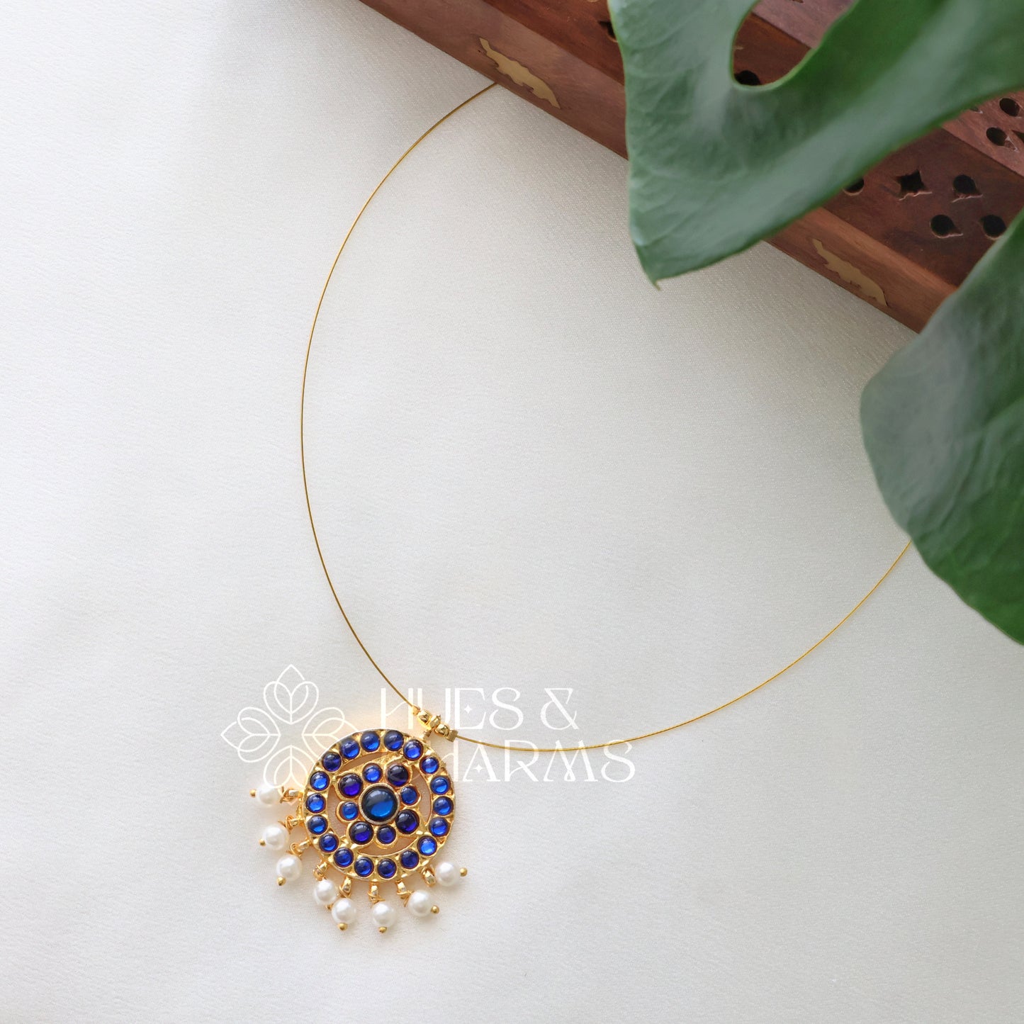 TRADITIONAL ROUND KEMP FLOATING NECKPIECE (COLOURS AVAILABLE)