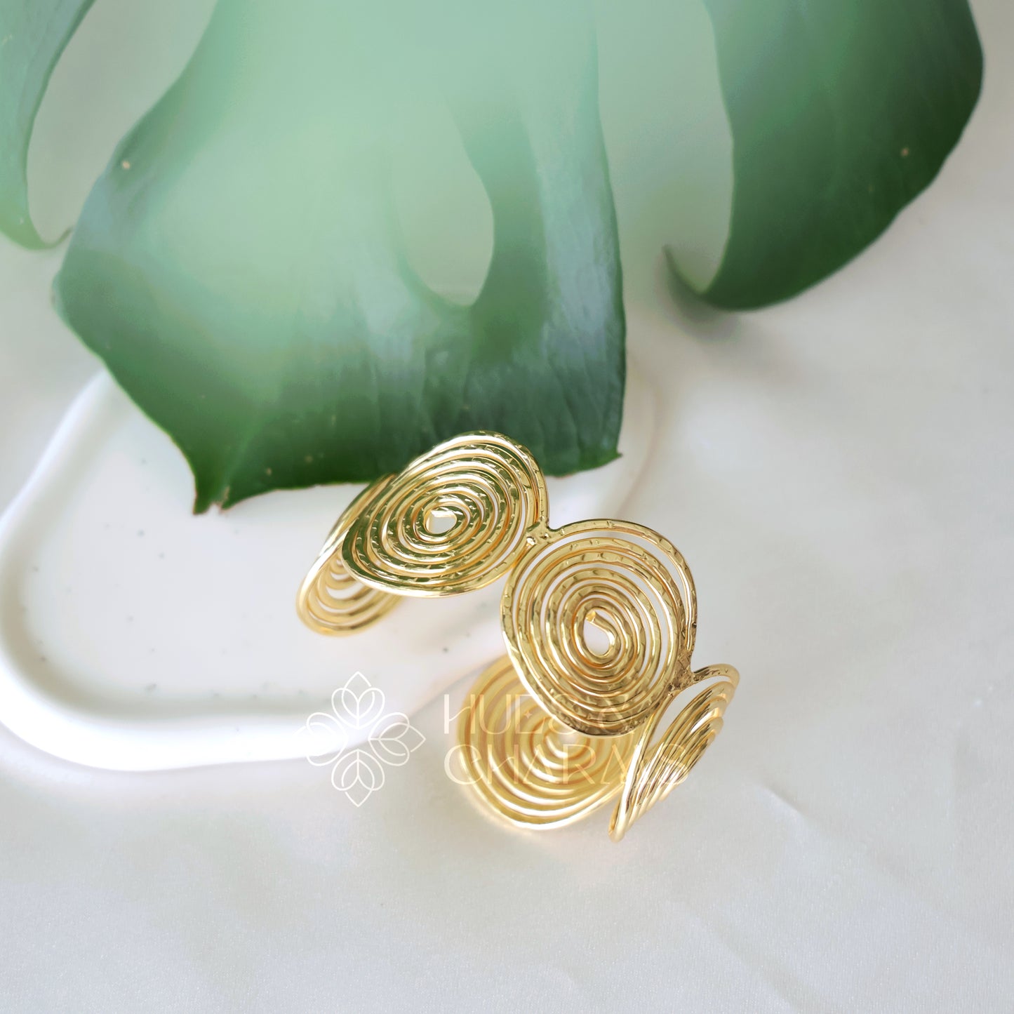 GOLDEN BOLD SWIRL HAND CUFF