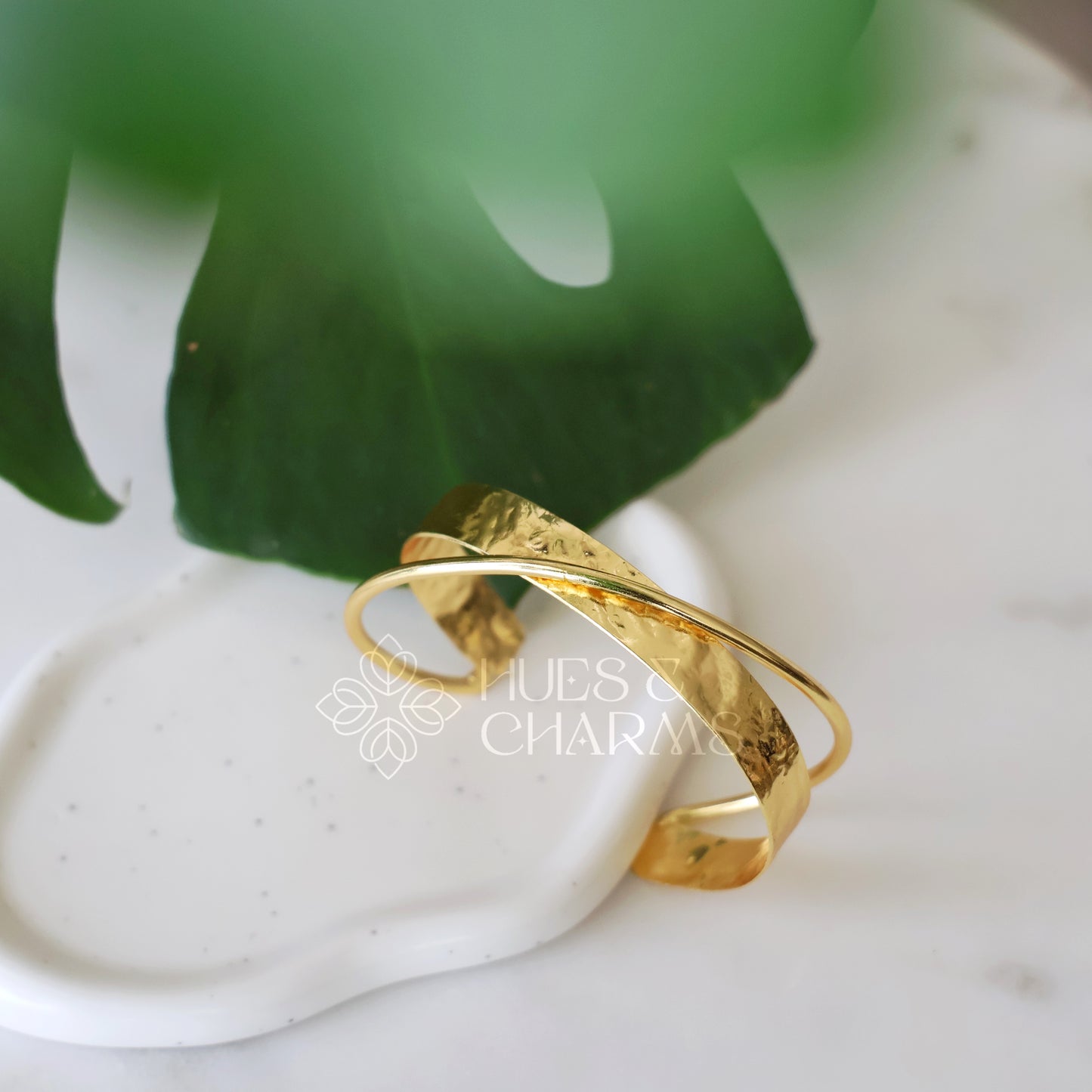 GOLDEN CELESTIA TWISTED HAND CUFF