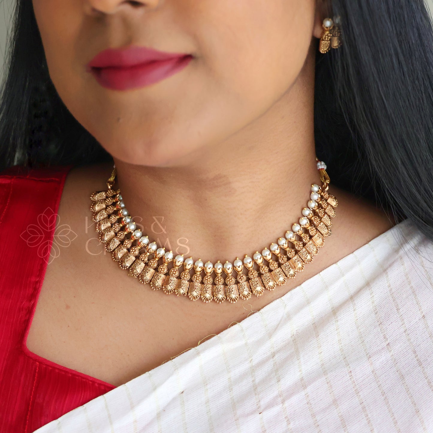 GOLDEN STATEMENT NECKLACE SET WITH PEARL DETAILING