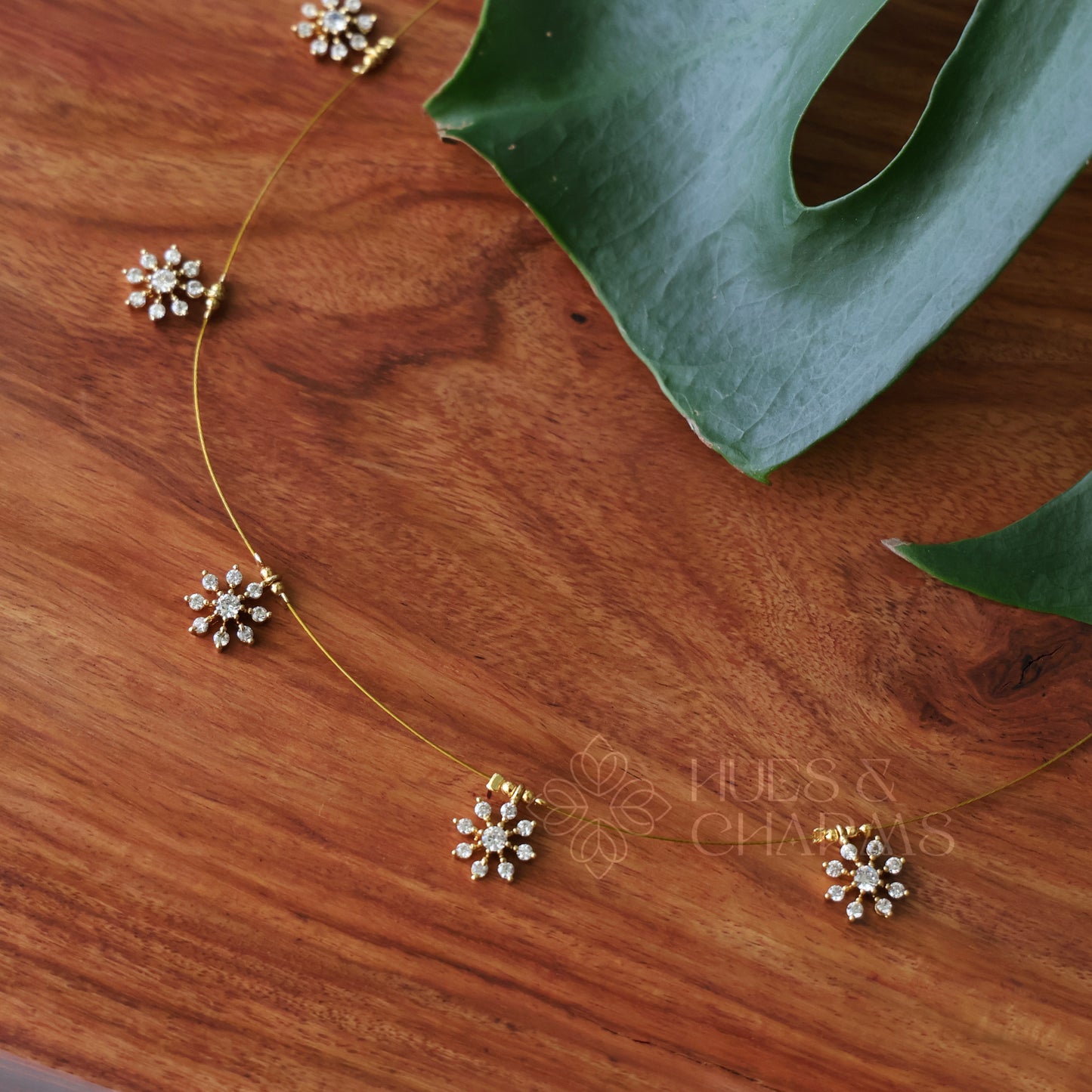 WHITE 5 SNOWFLAKES FLOATING NECKPIECE