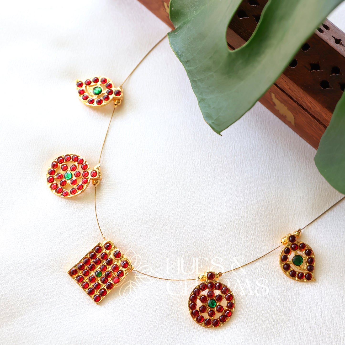 TRADITIONAL 5 PENDANT FLOATING NECKPIECE