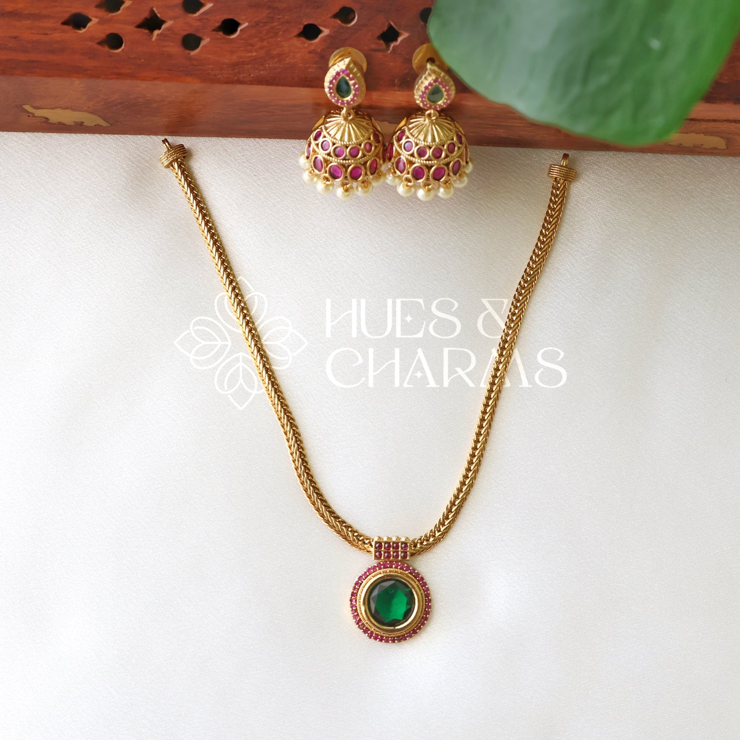 GOLDEN SIMPLE AD STONE ATTIGAI SET