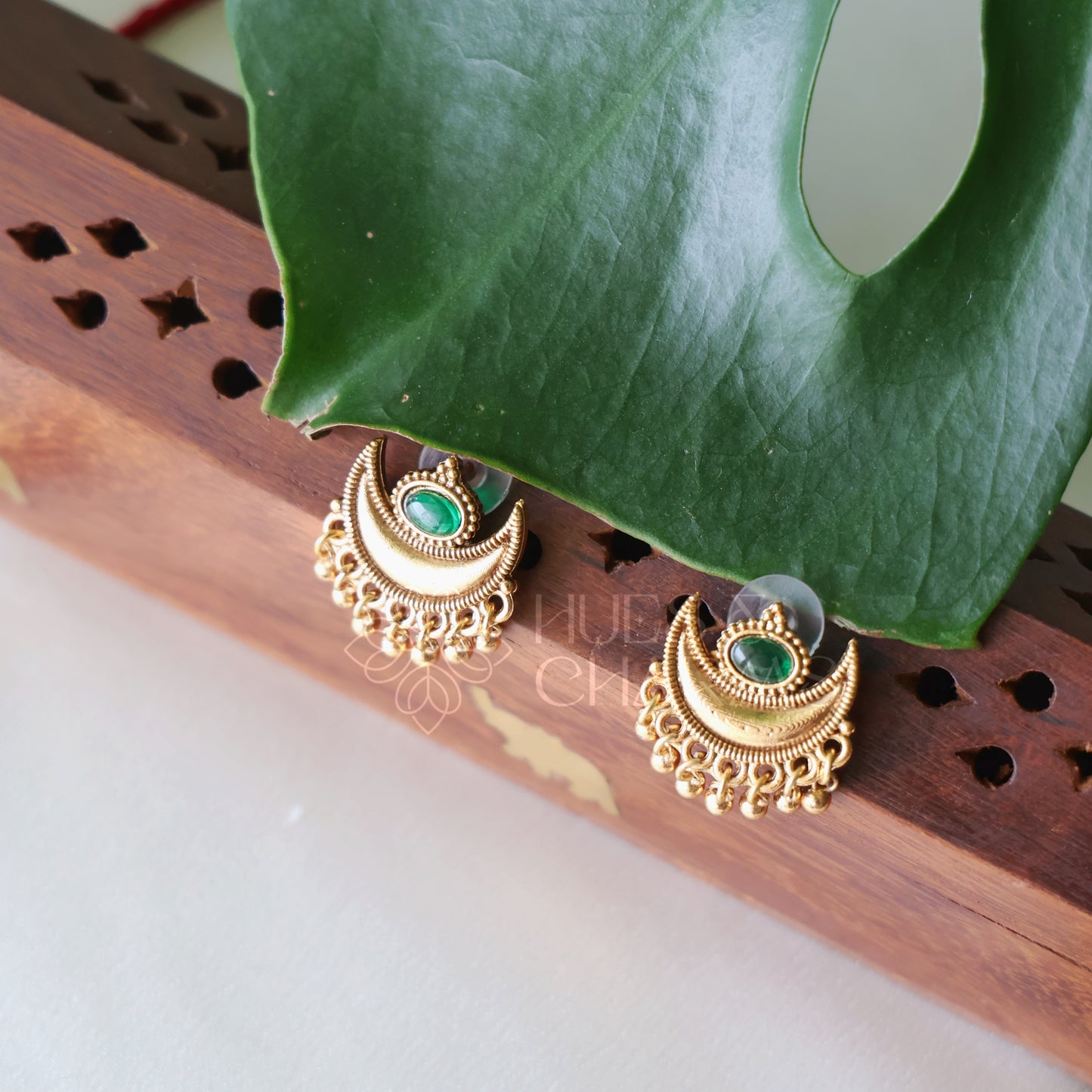 GOLDEN GREEN HALF MOON NECKLACE SET