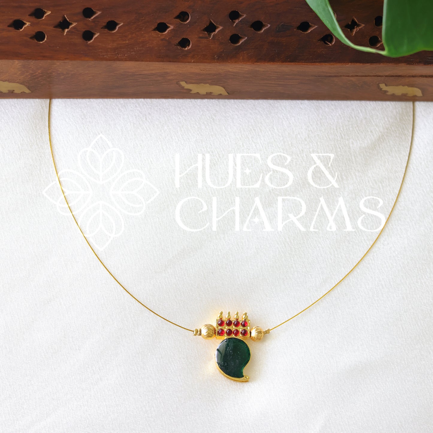 MANGO FLOATING NECKPIECE - GREEN