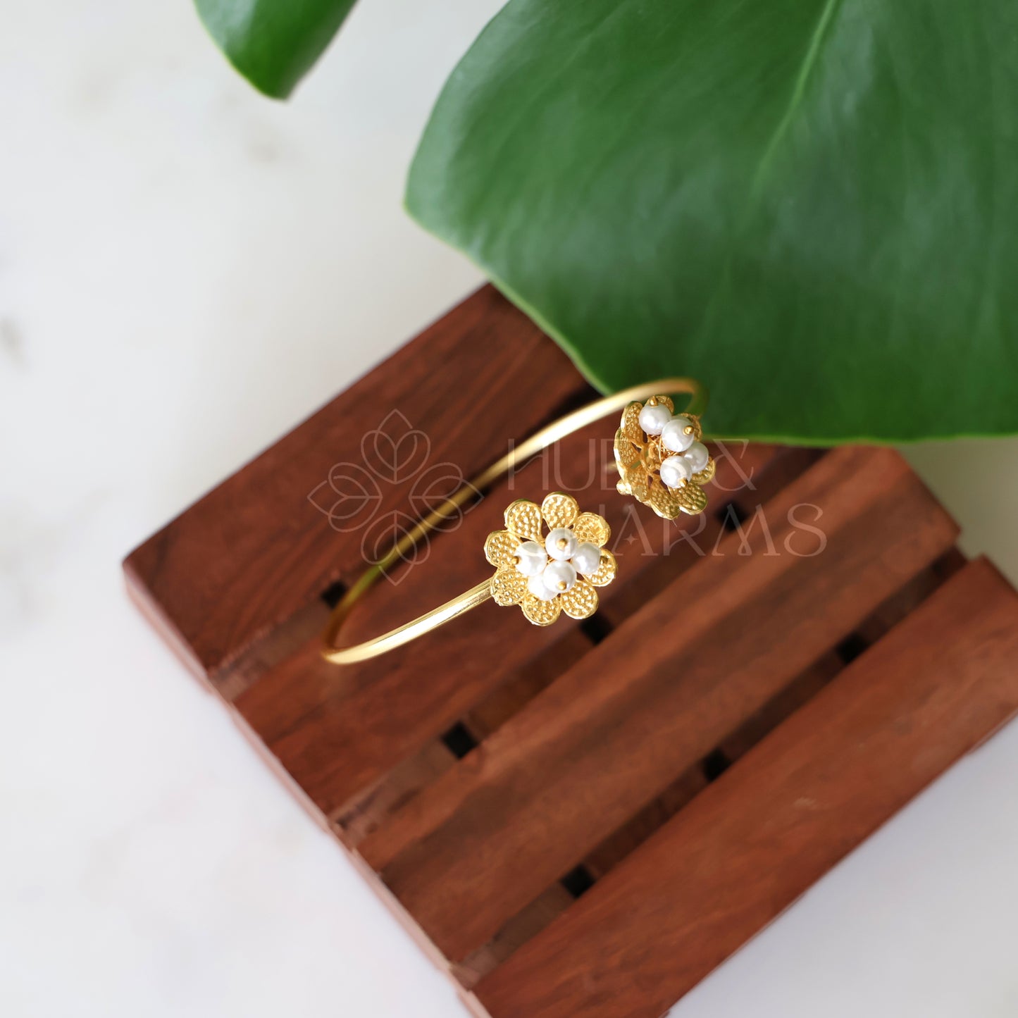 GOLDEN PETALIA PEARL BANGLE