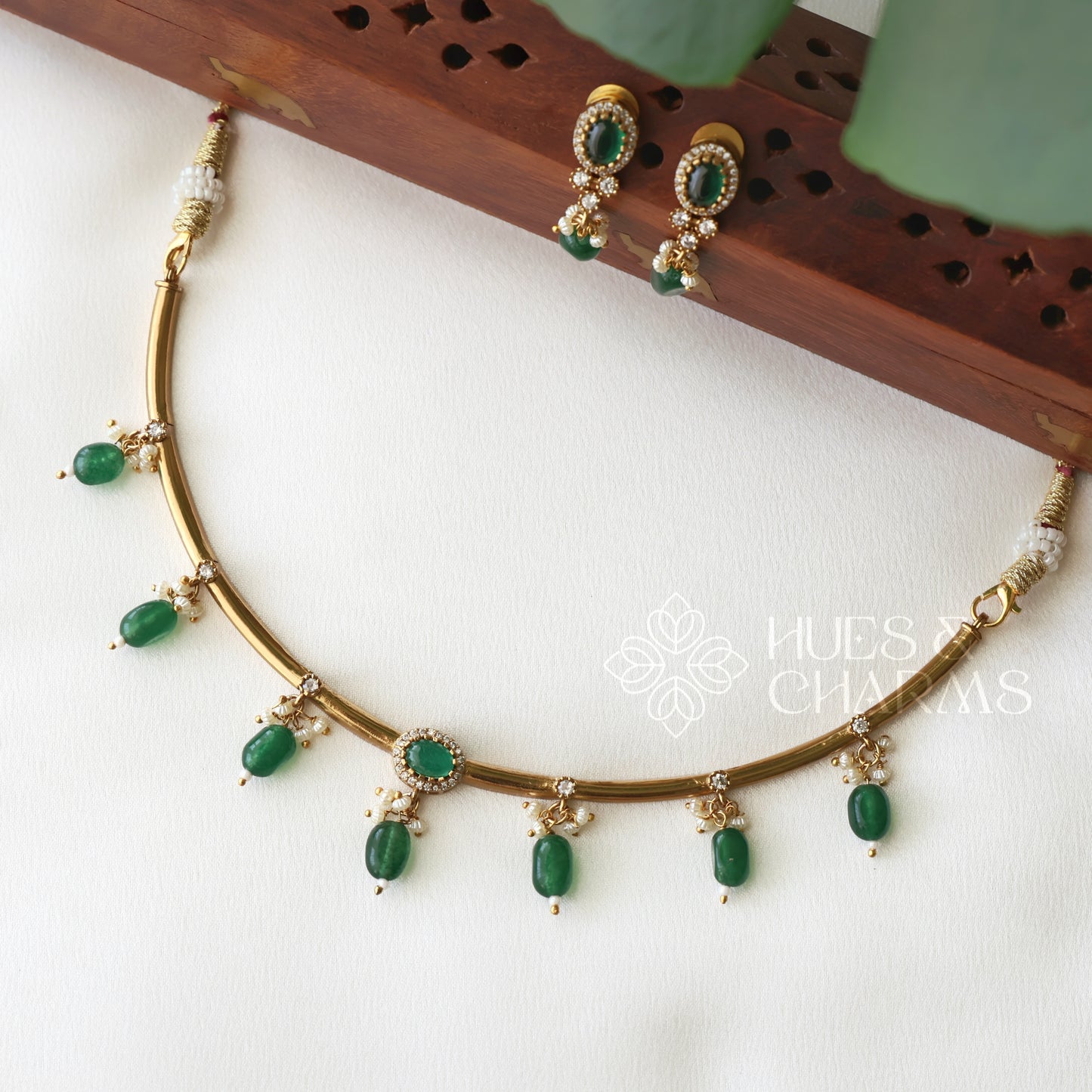 GOLDEN STIFF NECKLACE SET WITH BEADS (COLOURS AVAILABLE)