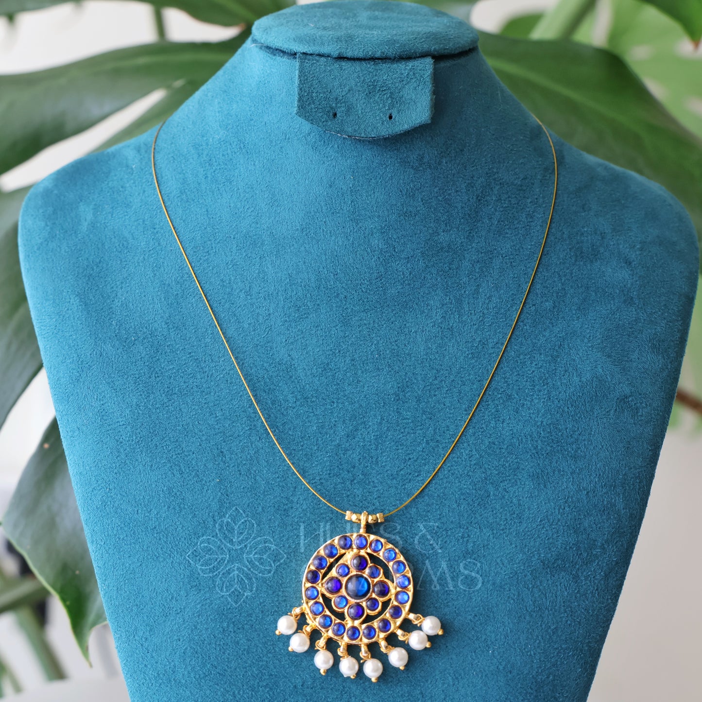 TRADITIONAL ROUND KEMP FLOATING NECKPIECE (COLOURS AVAILABLE)