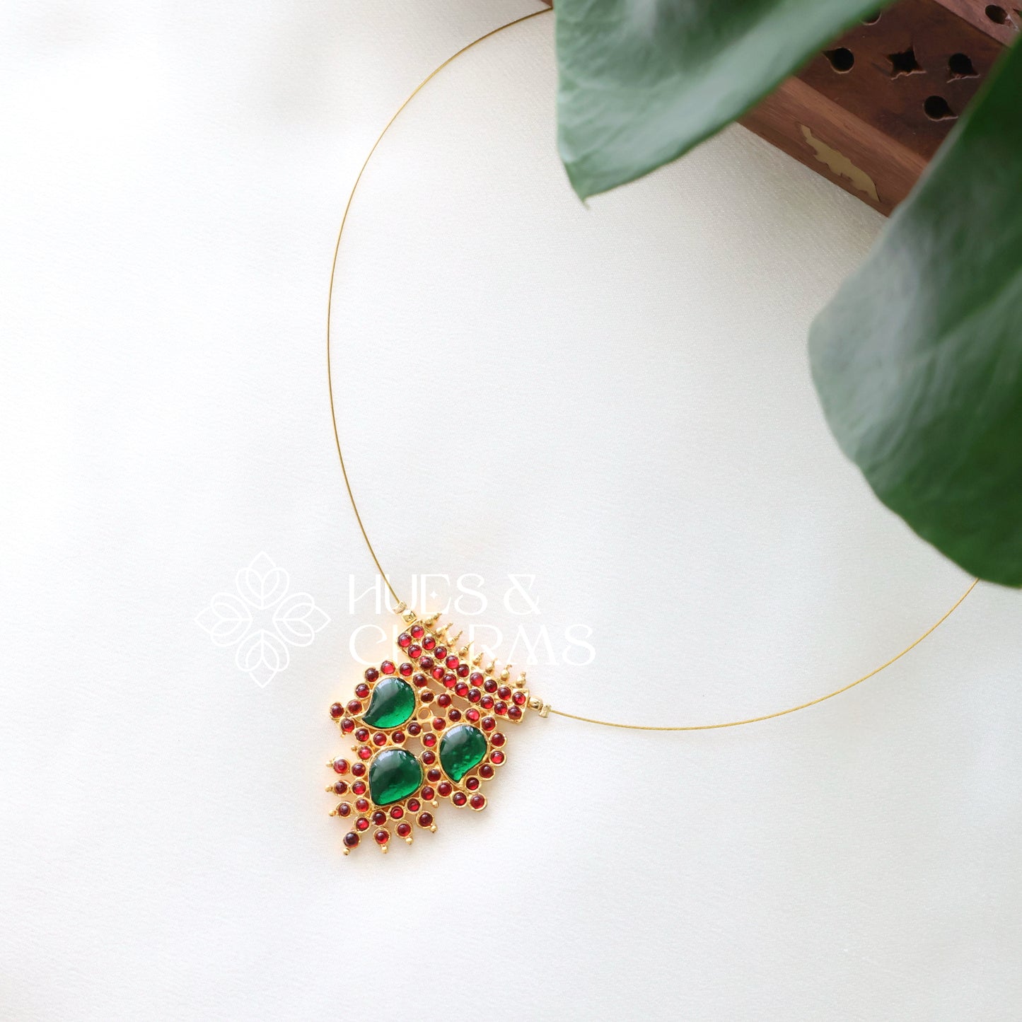 TRADITIONAL 3 MANGO FLOATING NECKPIECE - GREEN
