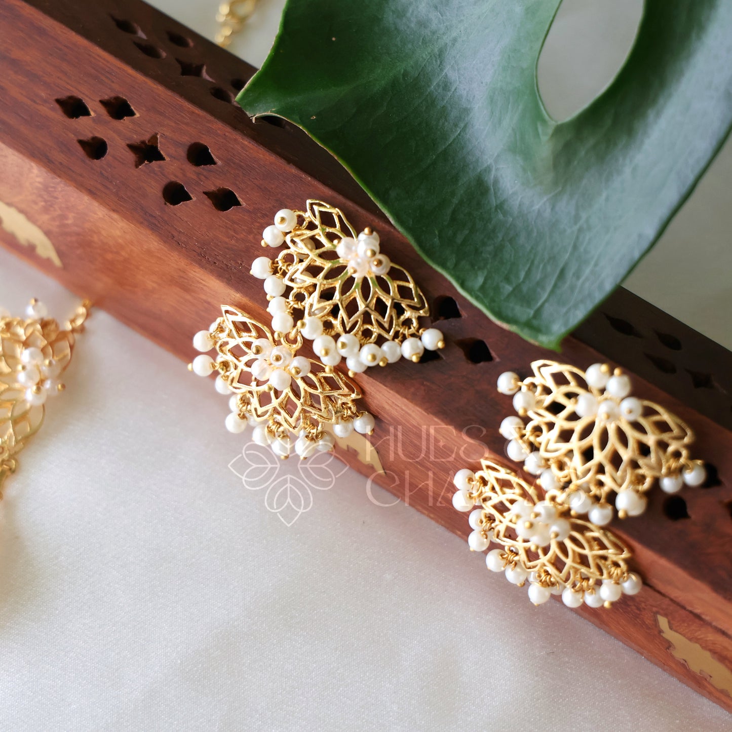 GOLDEN PEARL FLORA NECKLACE SET