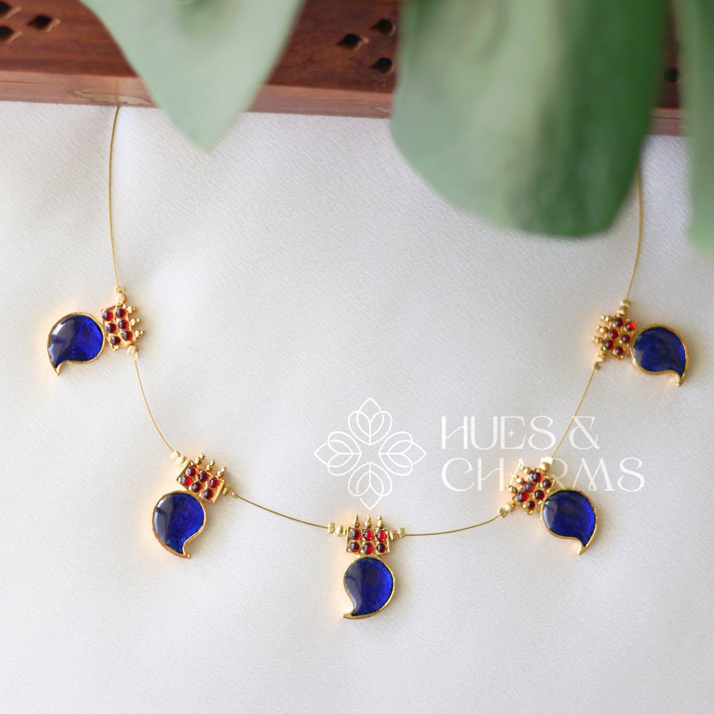 TRADITIONAL 5 MANGO FLOATING NECKPIECE (COLOURS AVAILABLE)