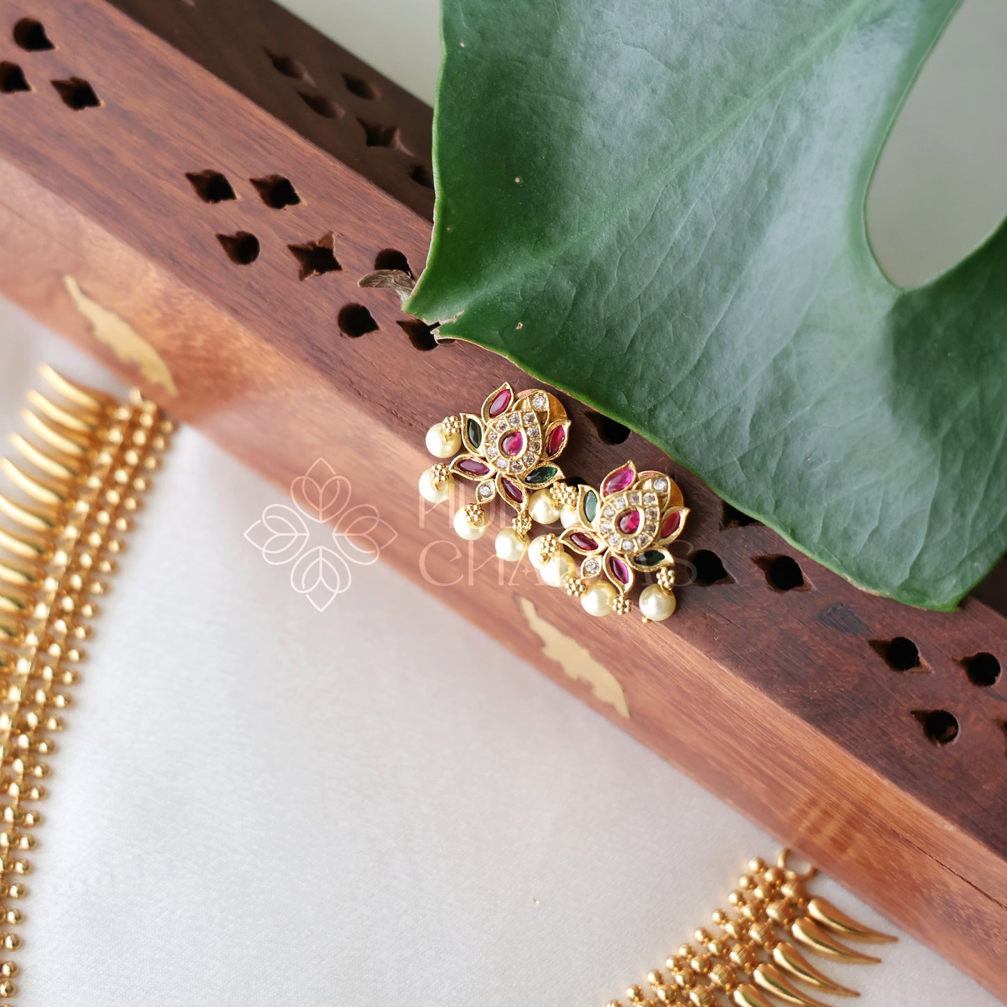 TRADITIONAL GOLDEN LOTUS NECKLACE SET WITH PEARL