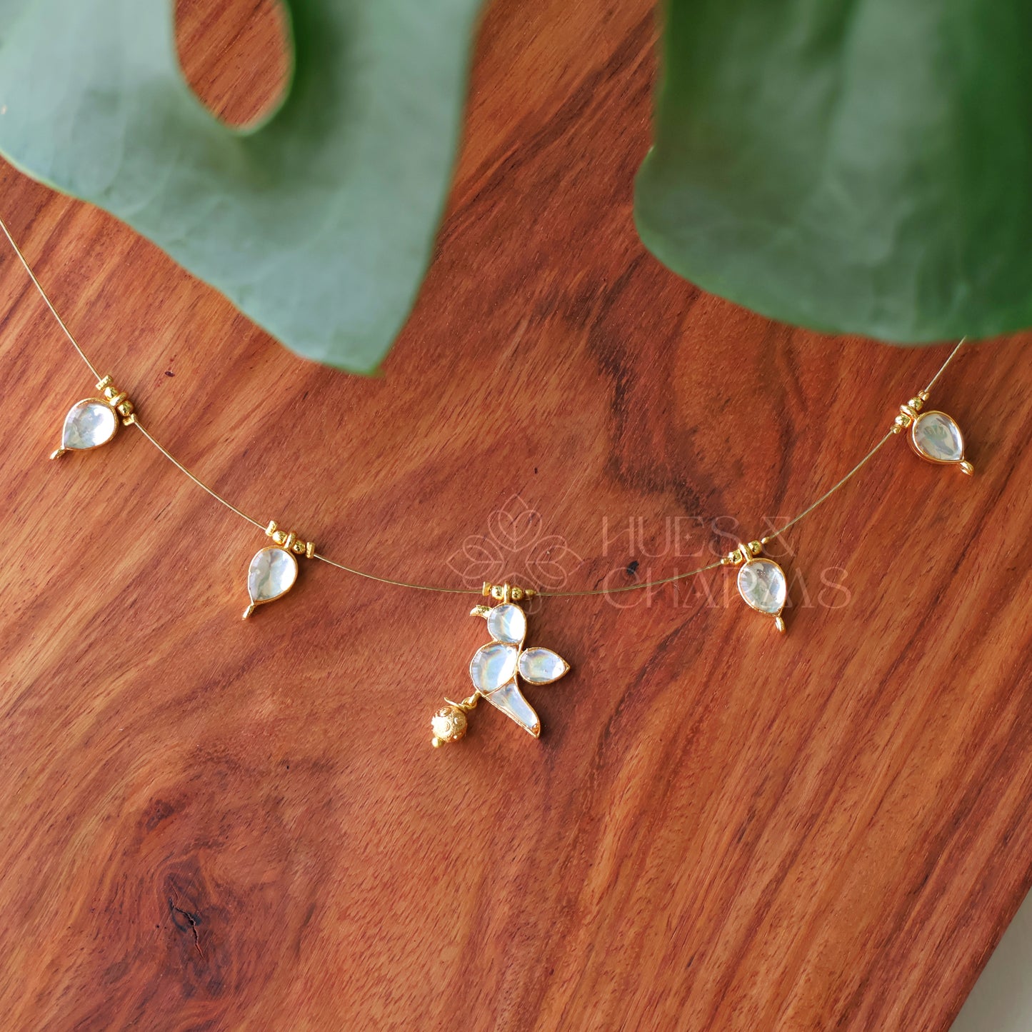 WHITE PARROT FLOATING NECKPIECE