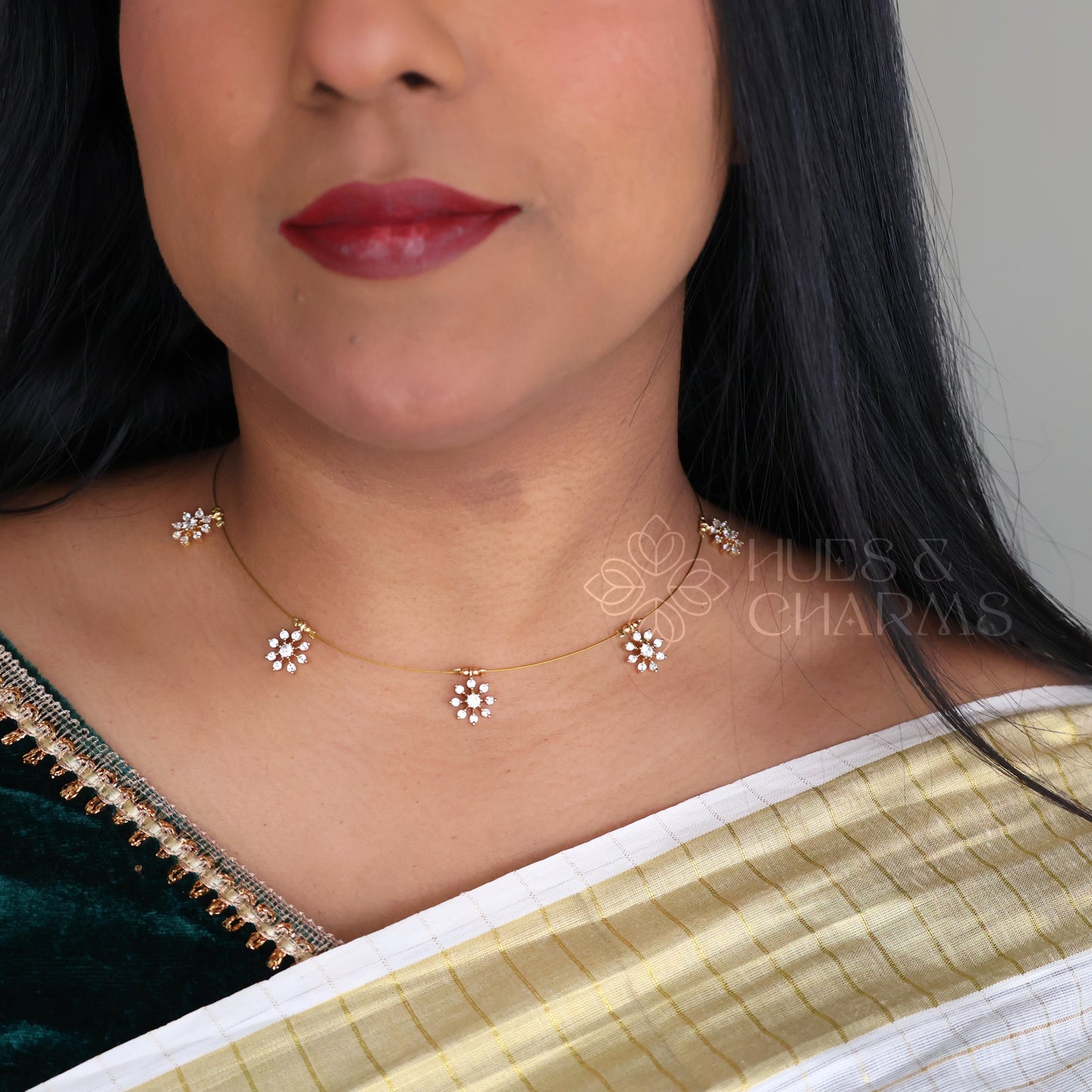 WHITE 5 SNOWFLAKES FLOATING NECKPIECE